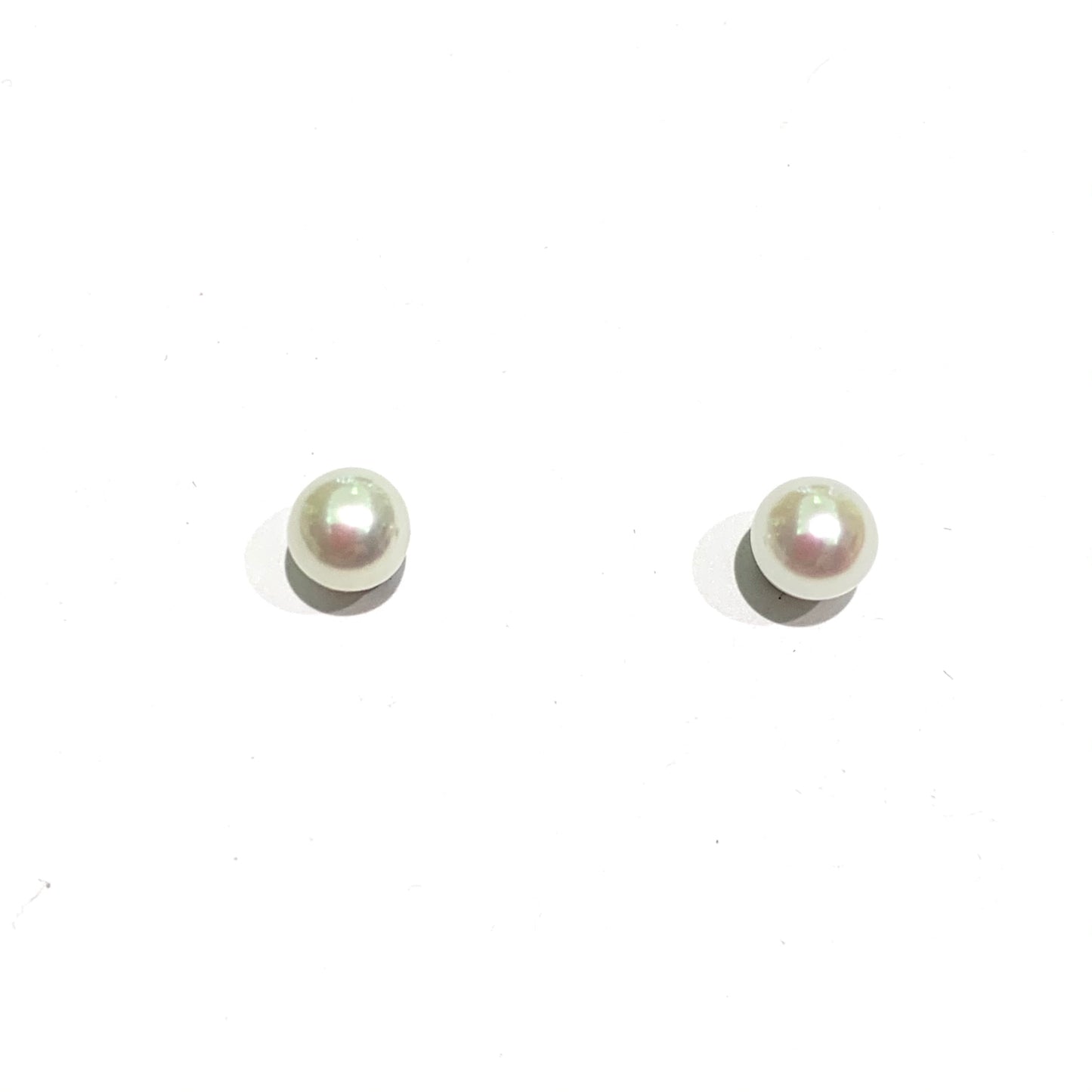 Orecchini in oro bianco 18kt con perle coltivate. Dimensioni perla 0,4 cm. Chiusura con farfalline. Spedizione gratuita con confezione regalo.
