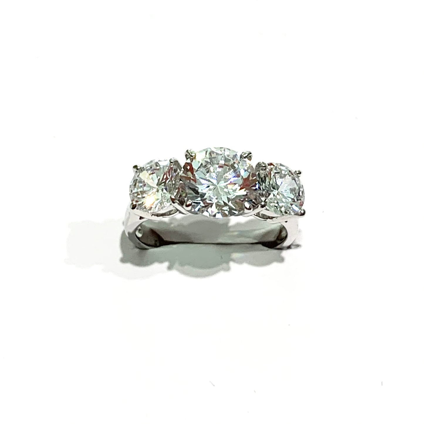 Anello trilogi in argento con tre zirconi, di cui il centrale più grande.
Disponibile in più misure.
Dimensione zircone centrale 0,7 cm.
Dimensione zirconi laterali 0,5 cm.