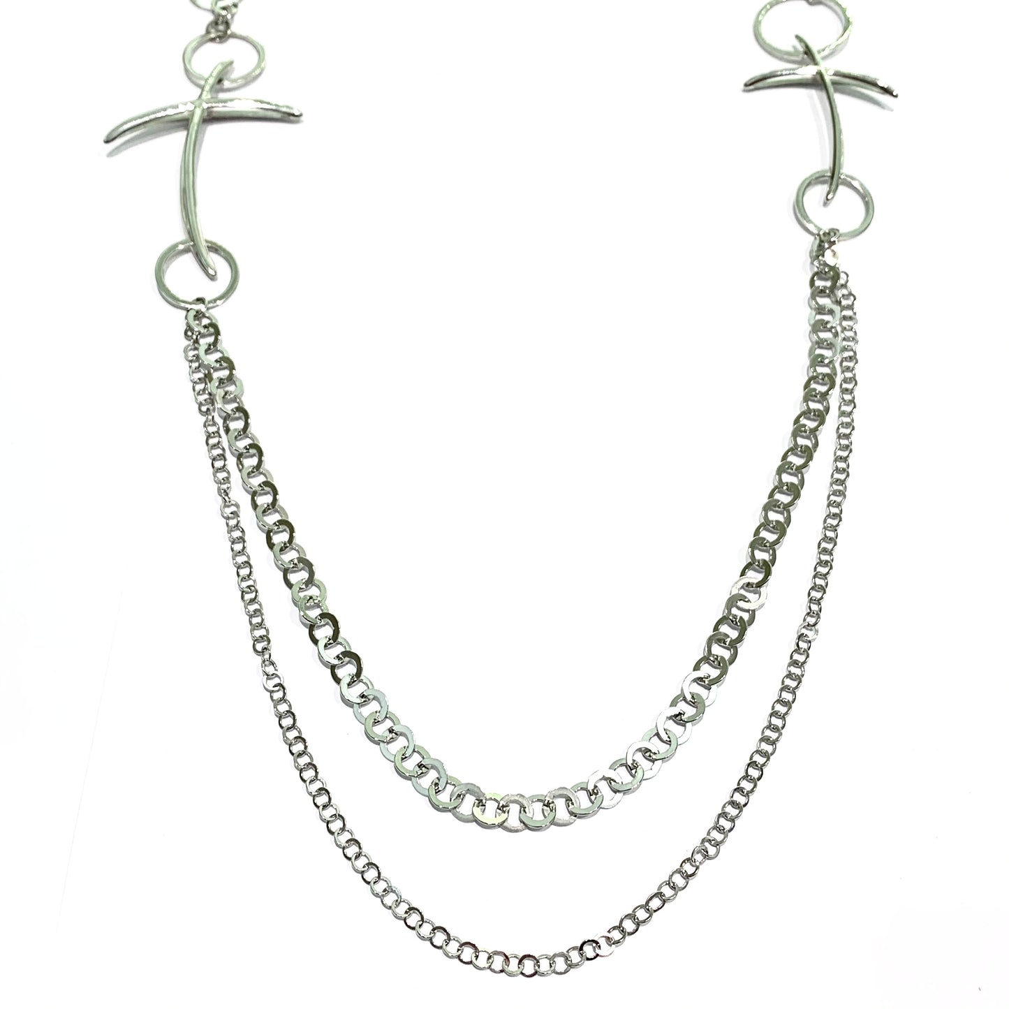Collana lunga in argento con croci di Alfieri St John. Lunghezza catena 110 cm. Larghezza cerchi 2 cm. Larghezza catena 0,4 cm. Misure croce 4x5 cm. Spedizione gratuita con confezione regalo.