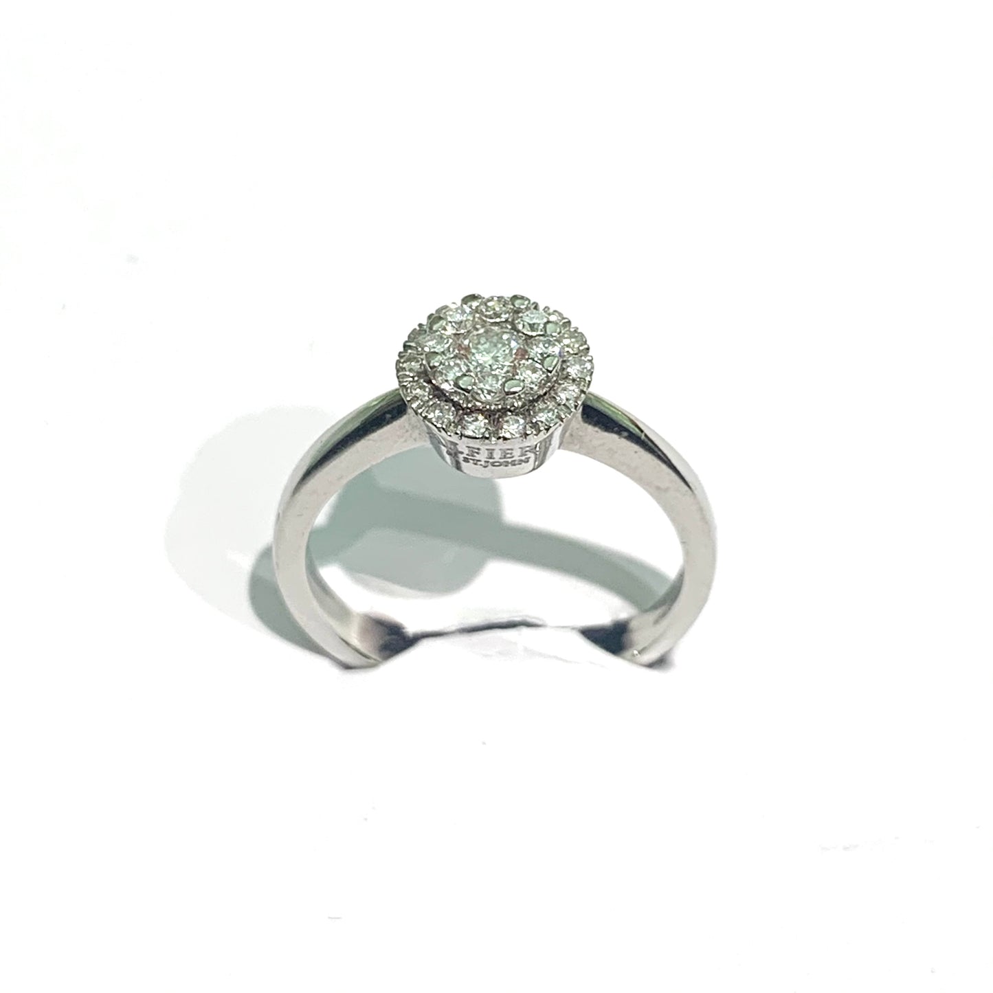 Anello in oro bianco 18kt con diamante solitario circondato da due giri di piccoli diamanti. Marchio Alfieri & St John. Caratura diamanti 0,43. Dimensione 0,7 cm. Misura 14.