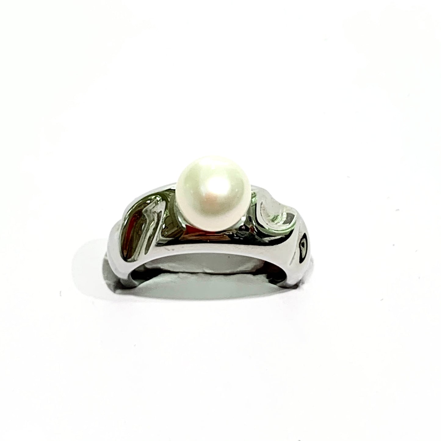 Anello in bijoux con perla coltivata sulla parte superiore. Grandezza perla 0,7 cm. Marchio Morellato. Disponibile in più misure.