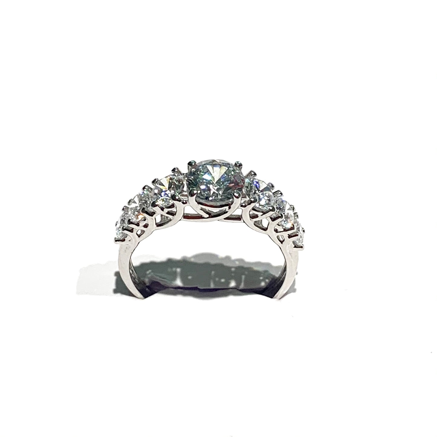 Anello in oro bianco 18kt con zircone centrale grande e zirconi laterali in grandezza decrescente. Dimensione zircone centrale 0,5 cm. Misura 13.