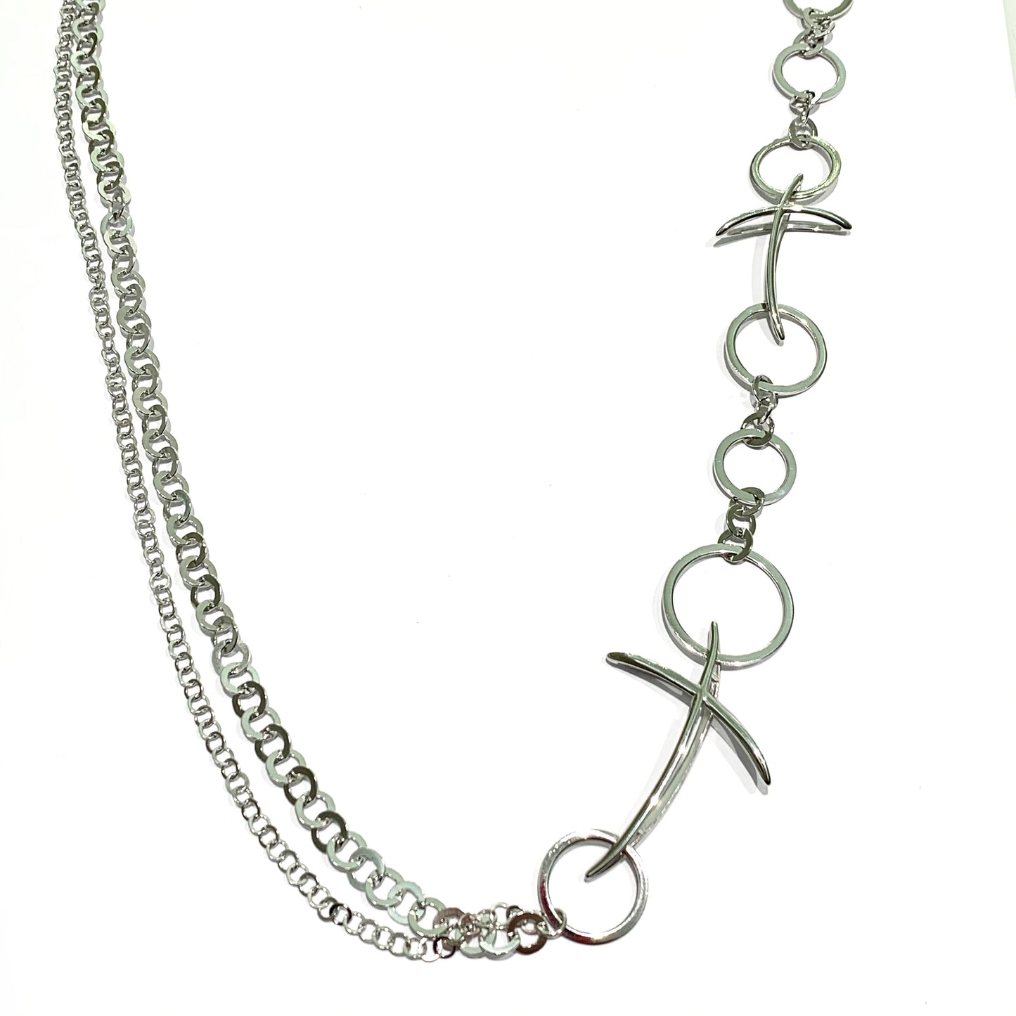 Collana lunga in argento con croci di Alfieri St John. Lunghezza catena 110 cm. Larghezza cerchi 2 cm. Larghezza catena 0,4 cm. Misure croce 4x5 cm. Spedizione gratuita con confezione regalo.
