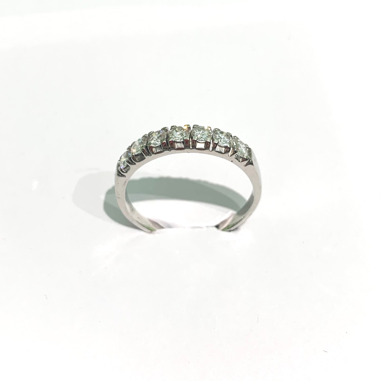 Anello fedina in oro bianco 18kt con sette diamanti. Diamanti 0,90 carati, dimensione 0,3 cm. Misura 19.