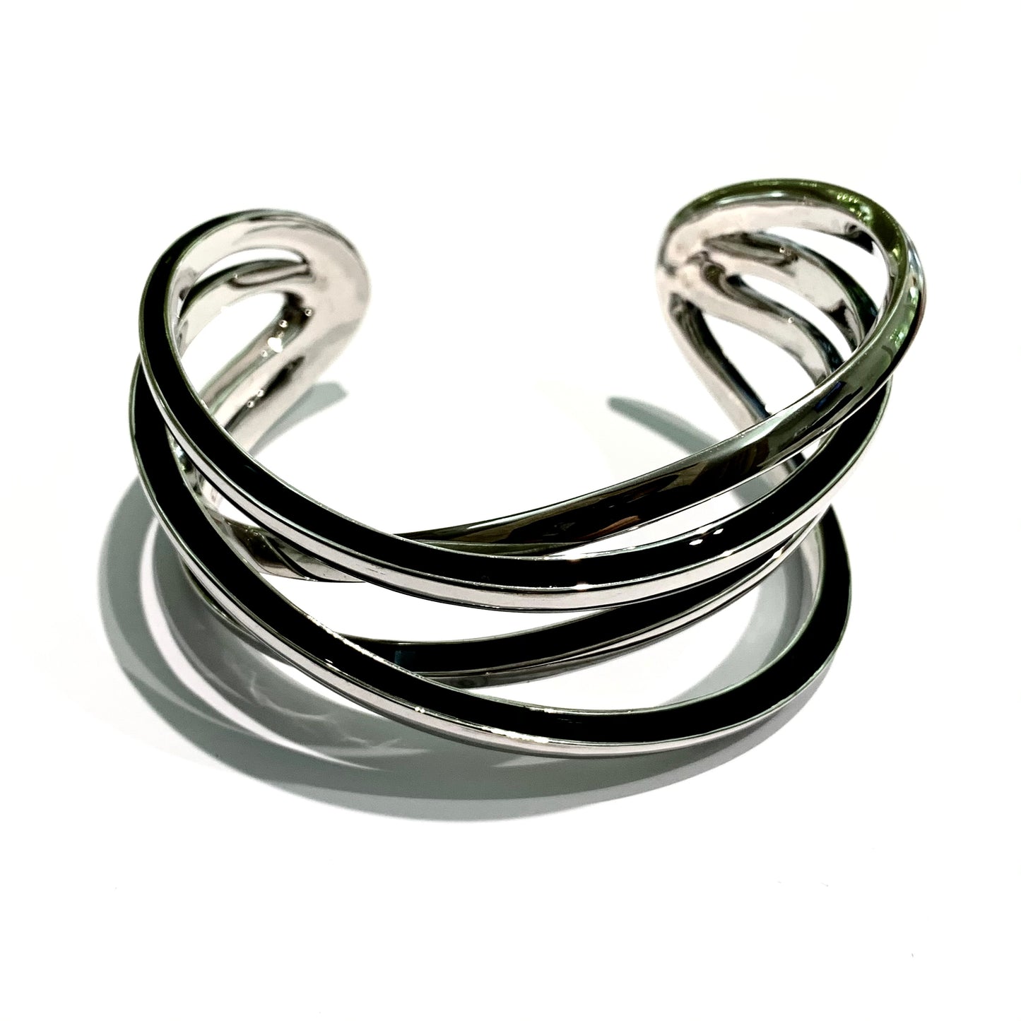 Bracciale rigido in argento quattro bracciali intrecciati con bordi smaltati neri. Circonferenza interna 21 cm, di cui 3 cm nella parte aperta. Spessore singolo bracciale 0,5 cm. Larghezza toale dei quattro bracciali 3 cm. Spedizione gratuita con confezione regalo.