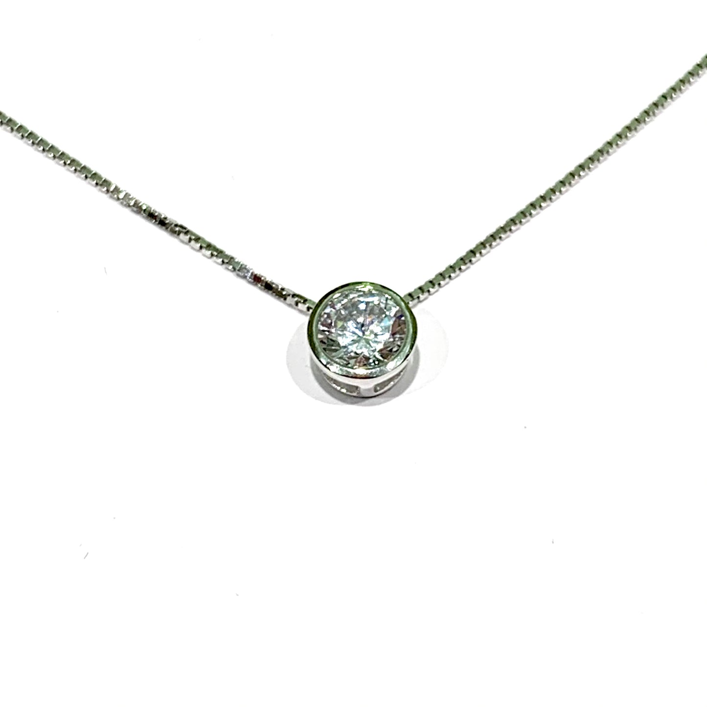 Collana in argento con un punto luce tondo passante nella catena. Lunghezza catena 40 cm regolabile fino a 45 cm. Diametro zircone 0,4 cm. Spedizione gratuita con confezione regalo.