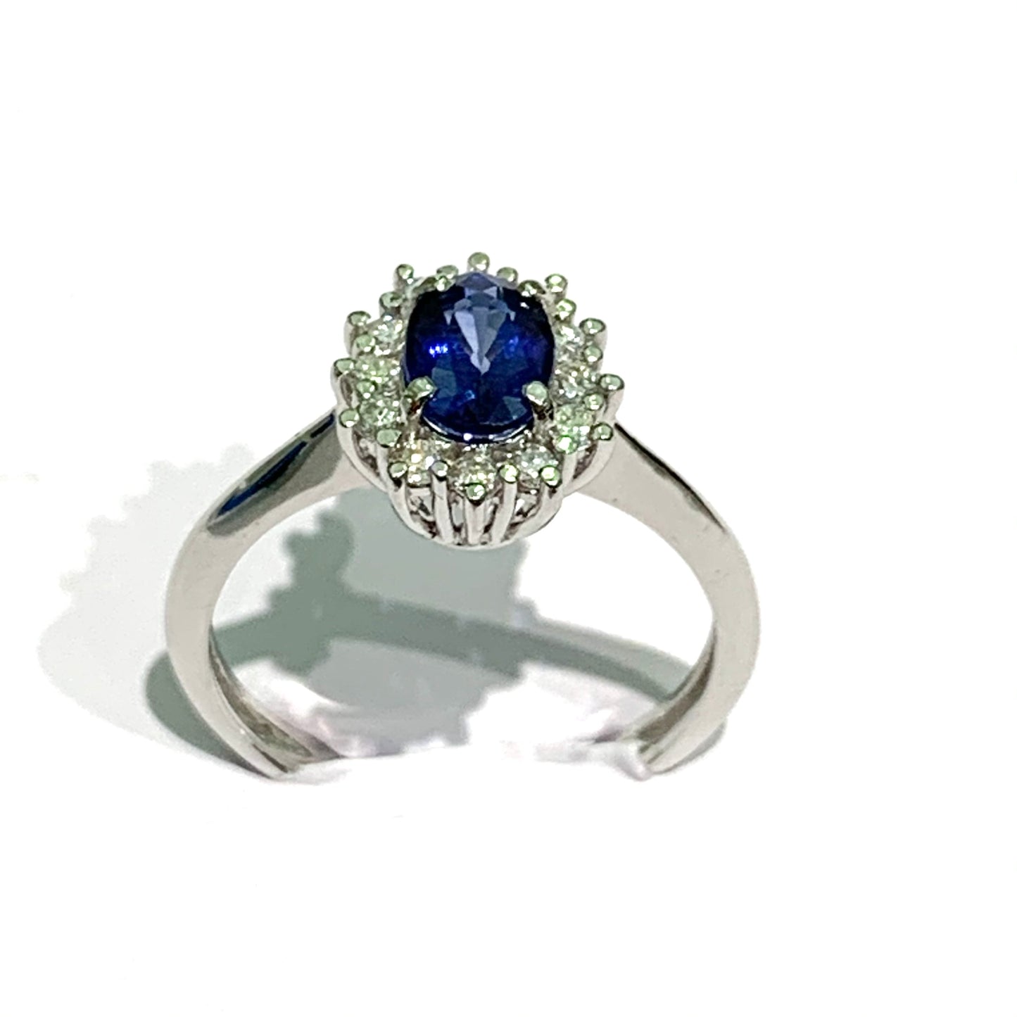 Anello in oro bianco 18kt con zaffiro centrale e diamanti. Zaffiro 0,97 carati. Diamanti 0,24 carati. Dimensione totale 0,7x1 cm. Misura 13.