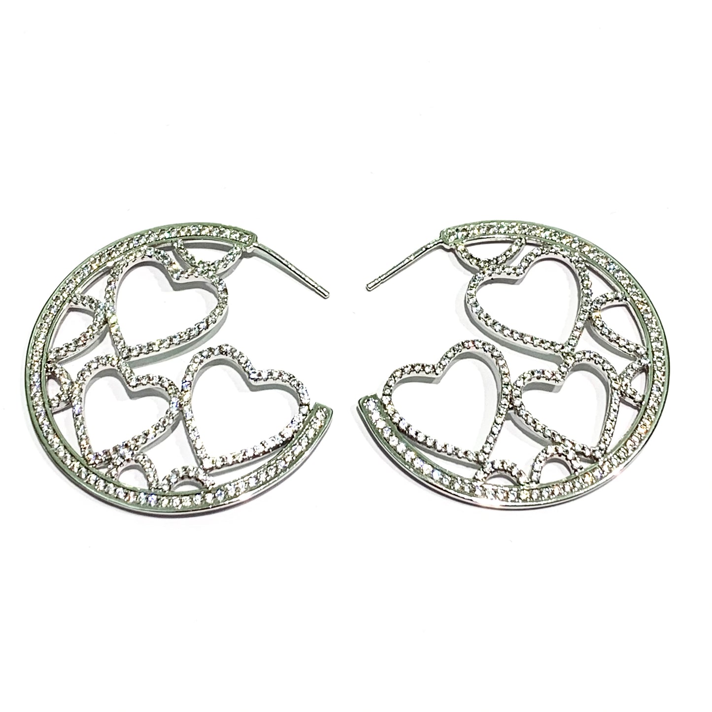 Orecchini in argento con mezza luna impreziosita da cuori interni ricoperti da zirconi. Dimensione 3,6 cm. Chiusura con farfallina. Spedizione gratuita con confezione regalo.