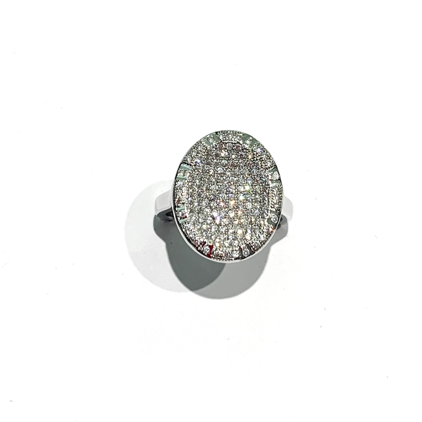 Anello in argento ovale ricoperto da zirconi. Dimensione piastrina 1,4x1,7 cm. Misura 11.