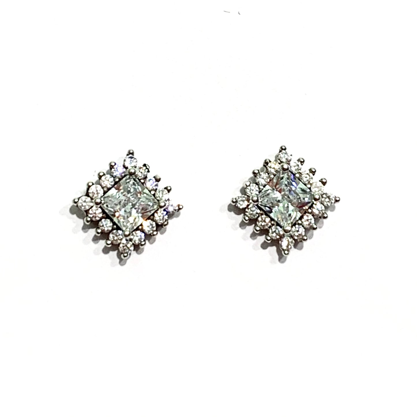 Orecchini in argento con zircone centrale circondato da piccoli zirconi. Dimensione 0,8 cm. Chiusura con farfalline. Spedizione gratuita con confezione regalo.