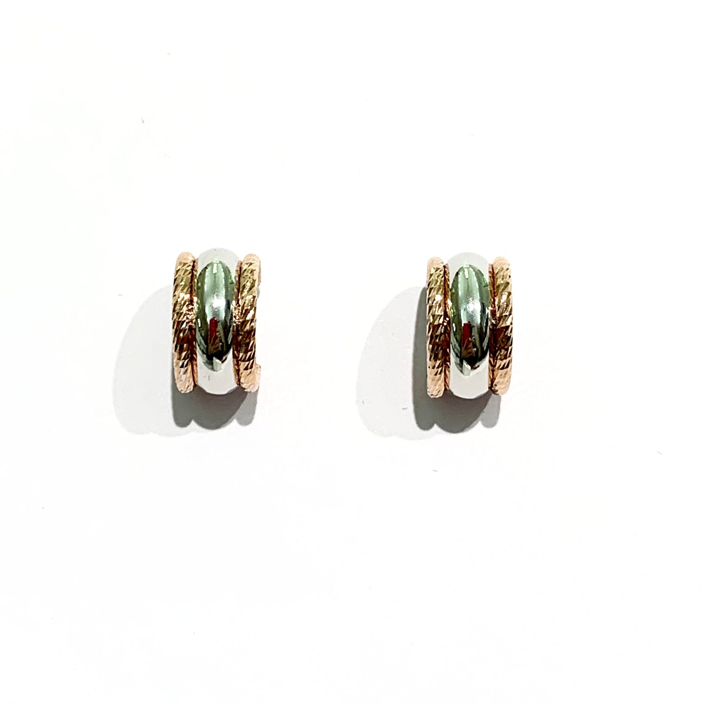 Orecchini in argento bicolore con parte interna bianca e due fasce laterali con effetto satinato bagnate nell'oro rosa. Lunghezza 1 cm. Larghezza totale 0,7 cm. Chiusura con farfallina. Spedizione gratuita con confezione regalo.