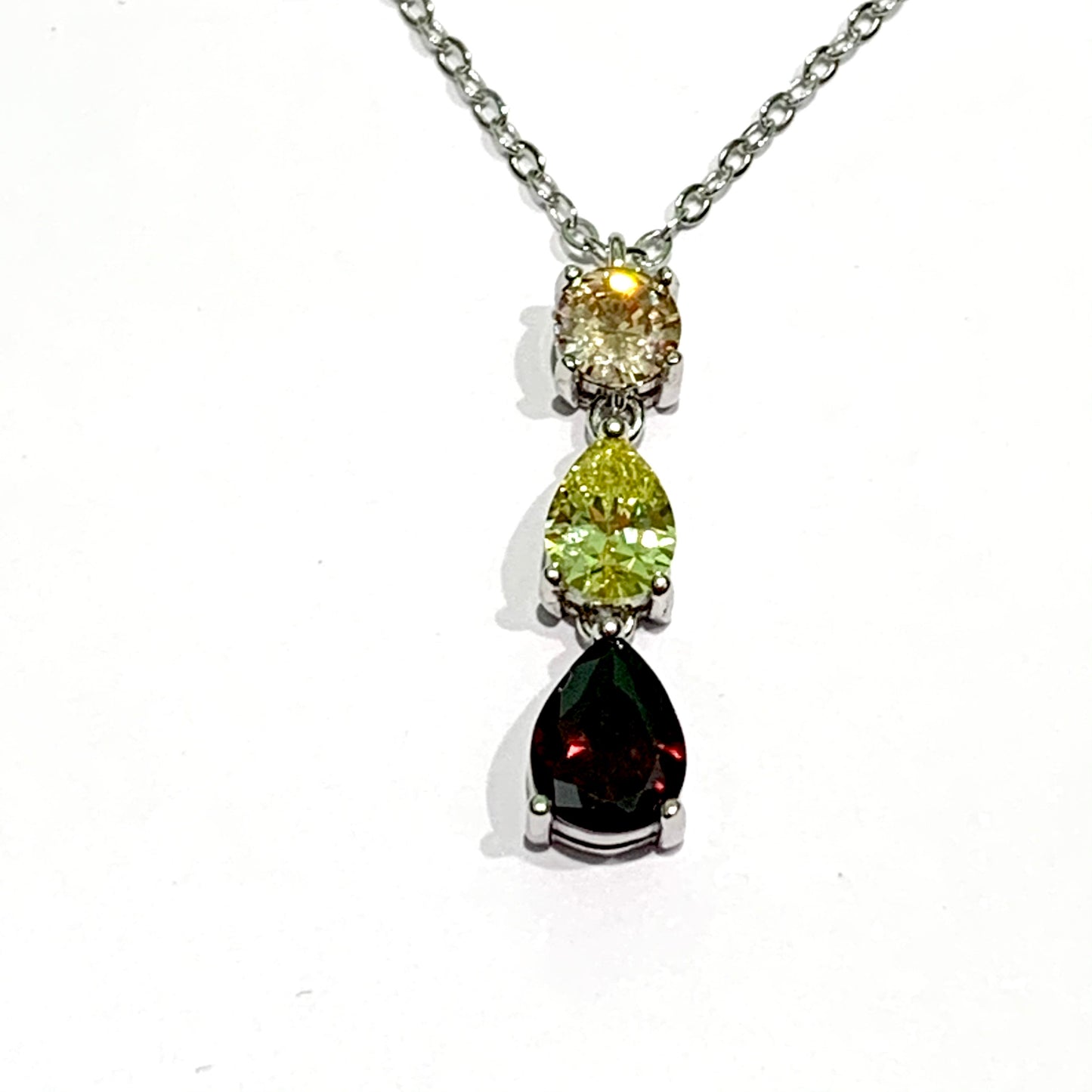 Collana in argento con tre punti luce pendenti, light topazio, giallo e rubino. Lunghezza catena 40 cm regolabile fino a 44 cm. Dimensioni ciondolo 2 cm di lunghezza x 0,4 cm di larghezza. Spedizione gratuita con confezione regalo.