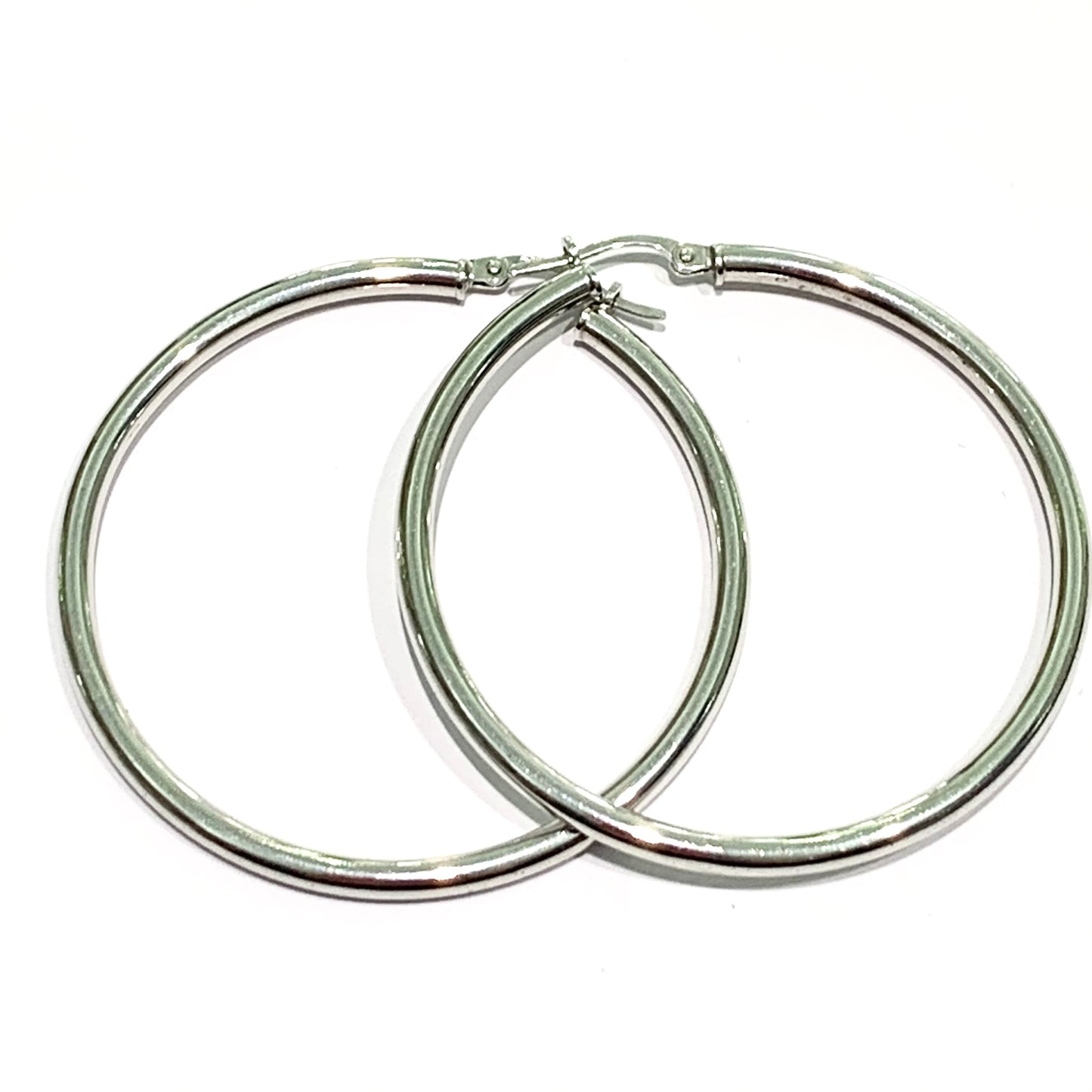 Orecchini in oro bianco 9kt a cerchio lisci. Diametro interno 4 cm. Spessore cerchio 0,2 cm. Chiusura a baionetta. Spedizione gratuita con confezione regalo.