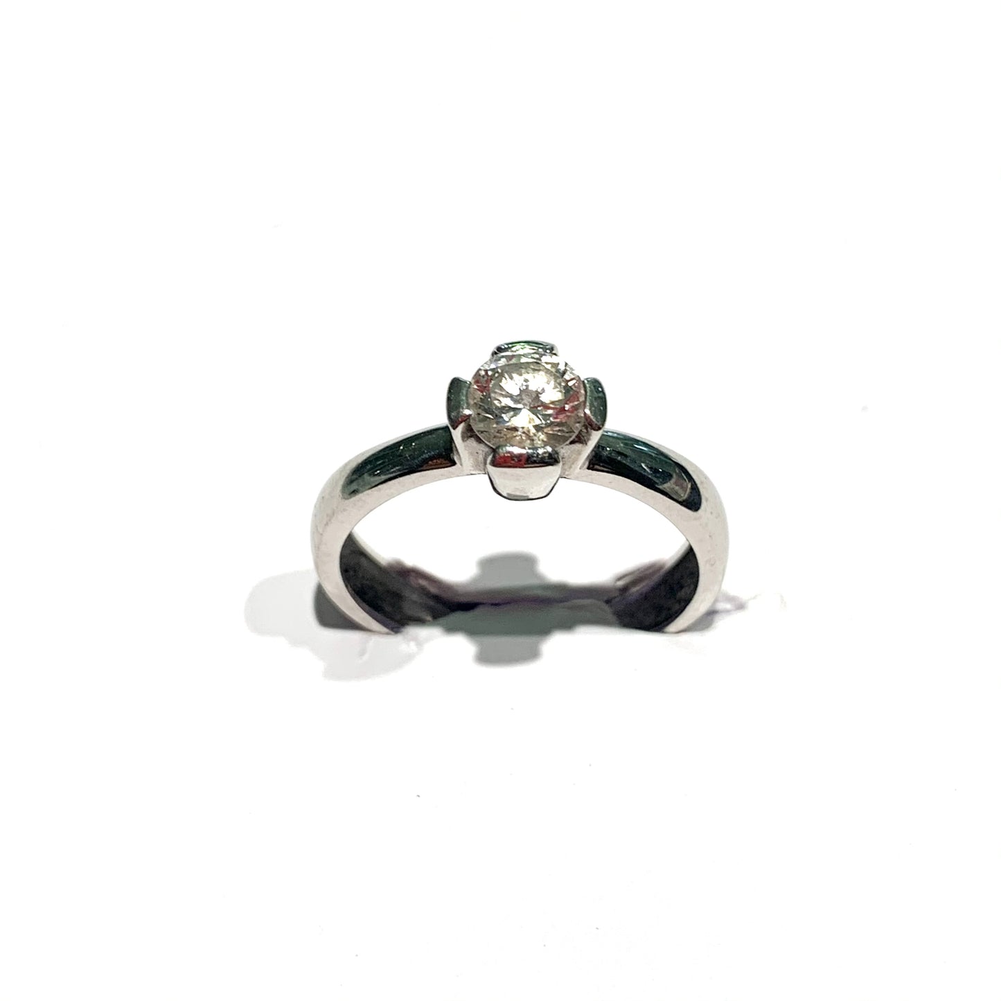 Anello solitario in oro bianco 18kt con zircone incassato con quattro larghe griffes. Grandezza zircone 0,5 cm. Misura 16.