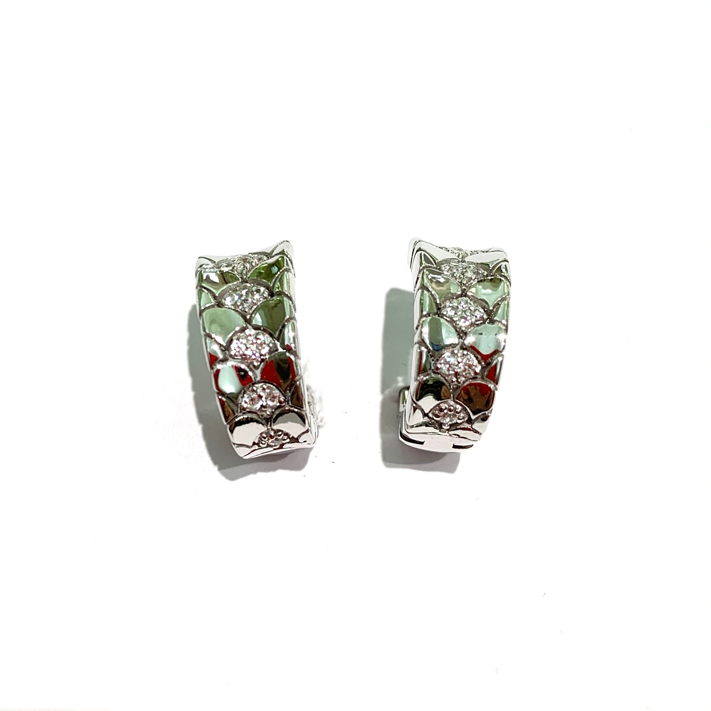 Orecchini in oro bianco 18kt con mezze lune e zirconi. Lunghezza 1 cm. Larghezza 0,6 cm. Chiusura a baionetta. Spedizione gratuita con confezione regalo.