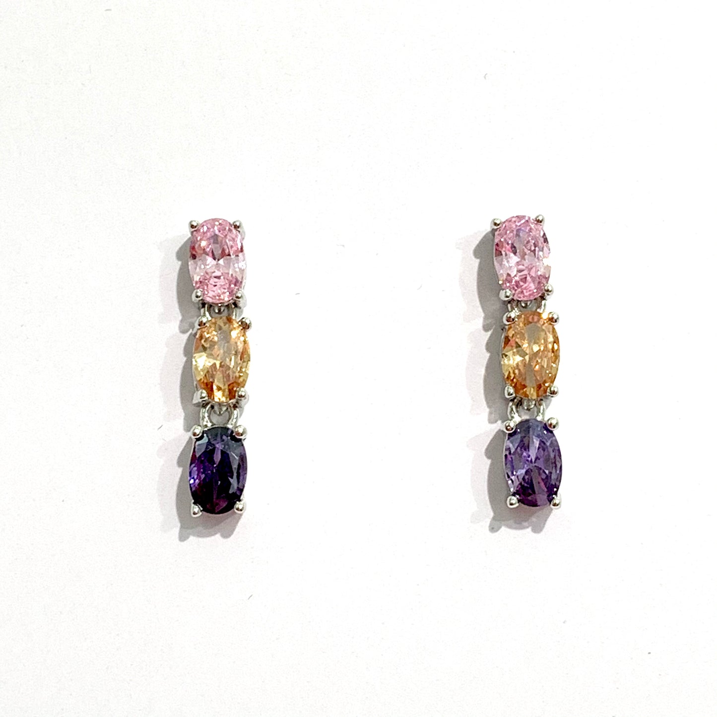 Orecchini in argento con zirconi colore quarzo rosa, topazio arancio e ametista viola. Dimensioni 2 cm di lunghezza e 0,4 cm di larghezza. Chiusura con farfallina. Spedizione gratuita con confezione regalo.