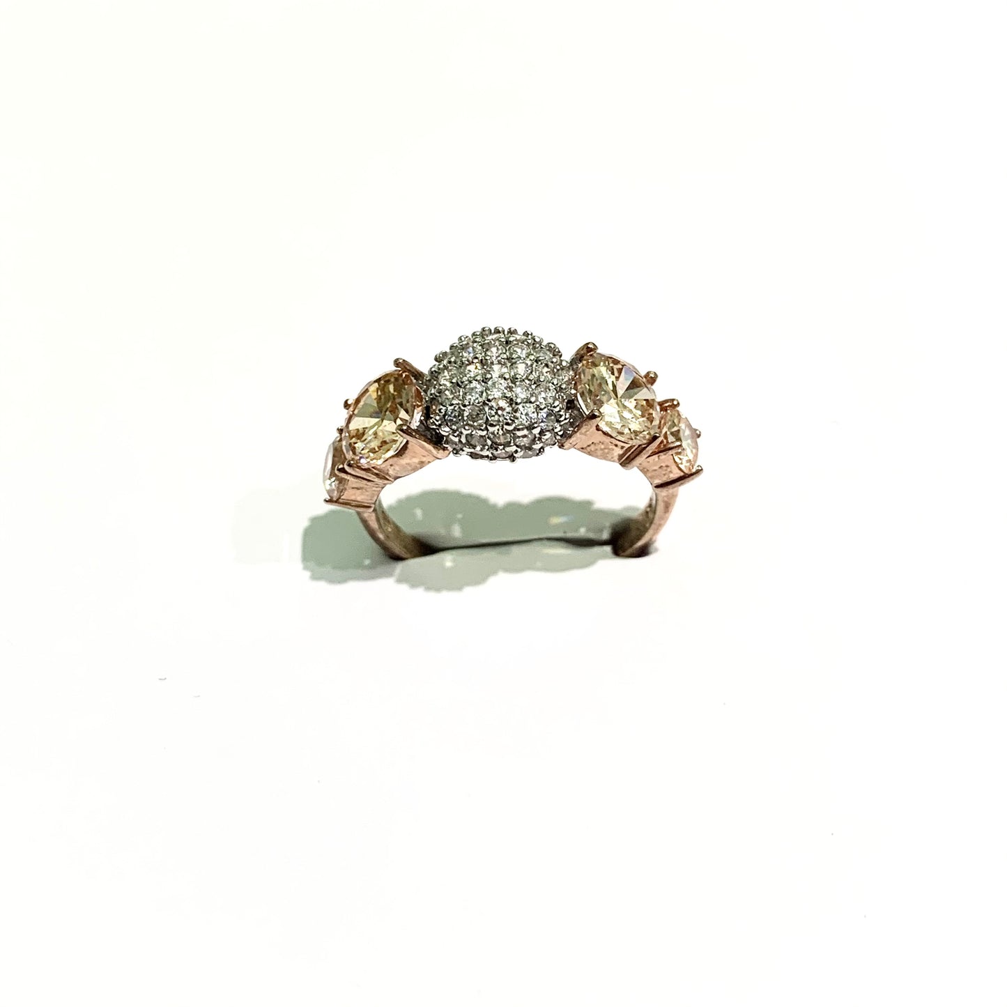 Anello fedina in argento rosa con zirconi laterali colore light topazio. Larghezza zircone centrale 0,7 cm. Misura 12.