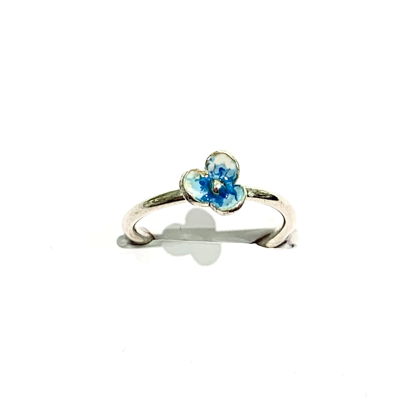 Anello in argento con fiore azzurro ricoperto da smalto naturale. Dimensioni fiore 0,5 cm. Misura regolabile da 10 a 13.