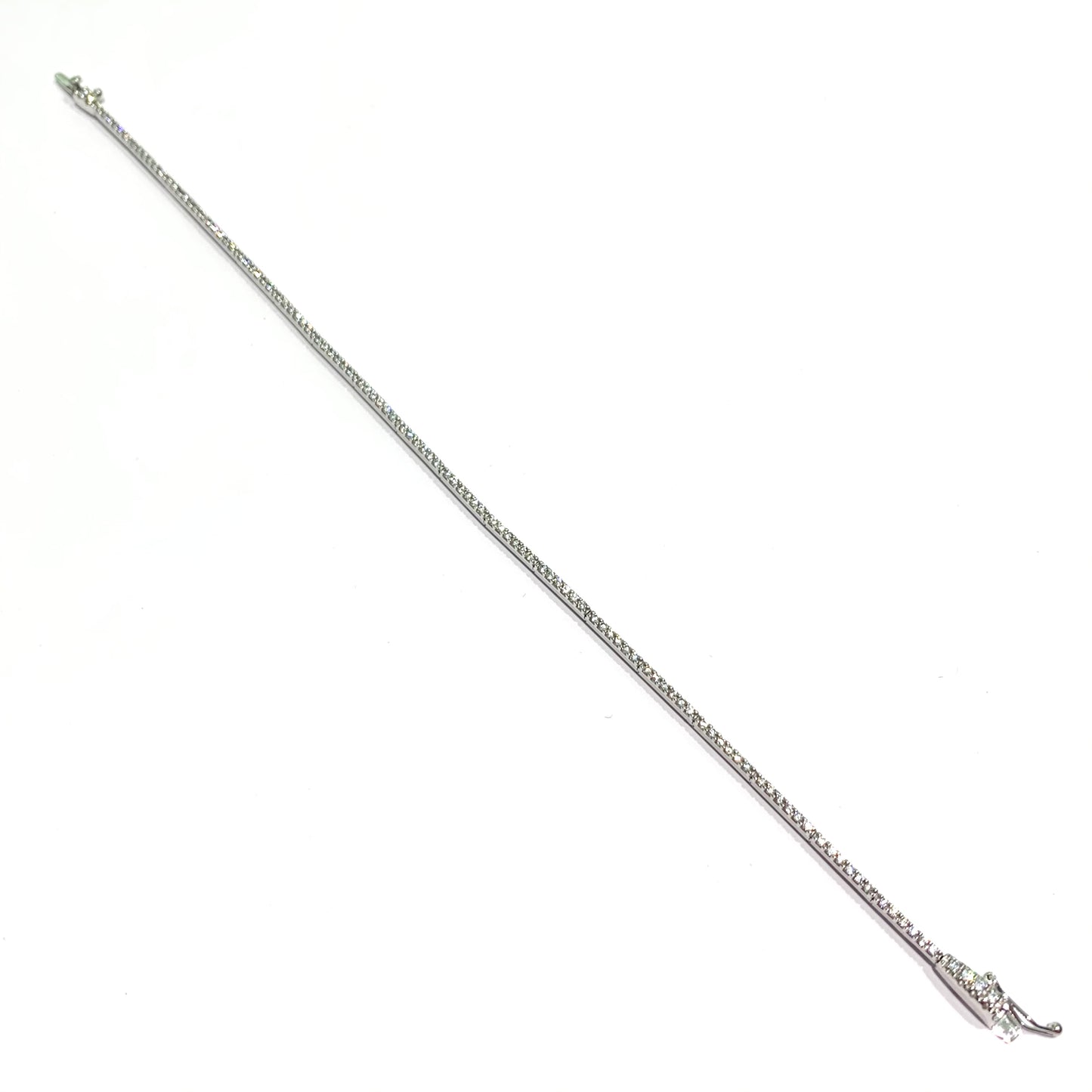Bracciale tennis in oro bianco 18kt con barrette ricoperte da zirconi. Lunghezza 18 cm. Grandezza zirconi 0,1 cm. Spedizione gratuita con confezione regalo.