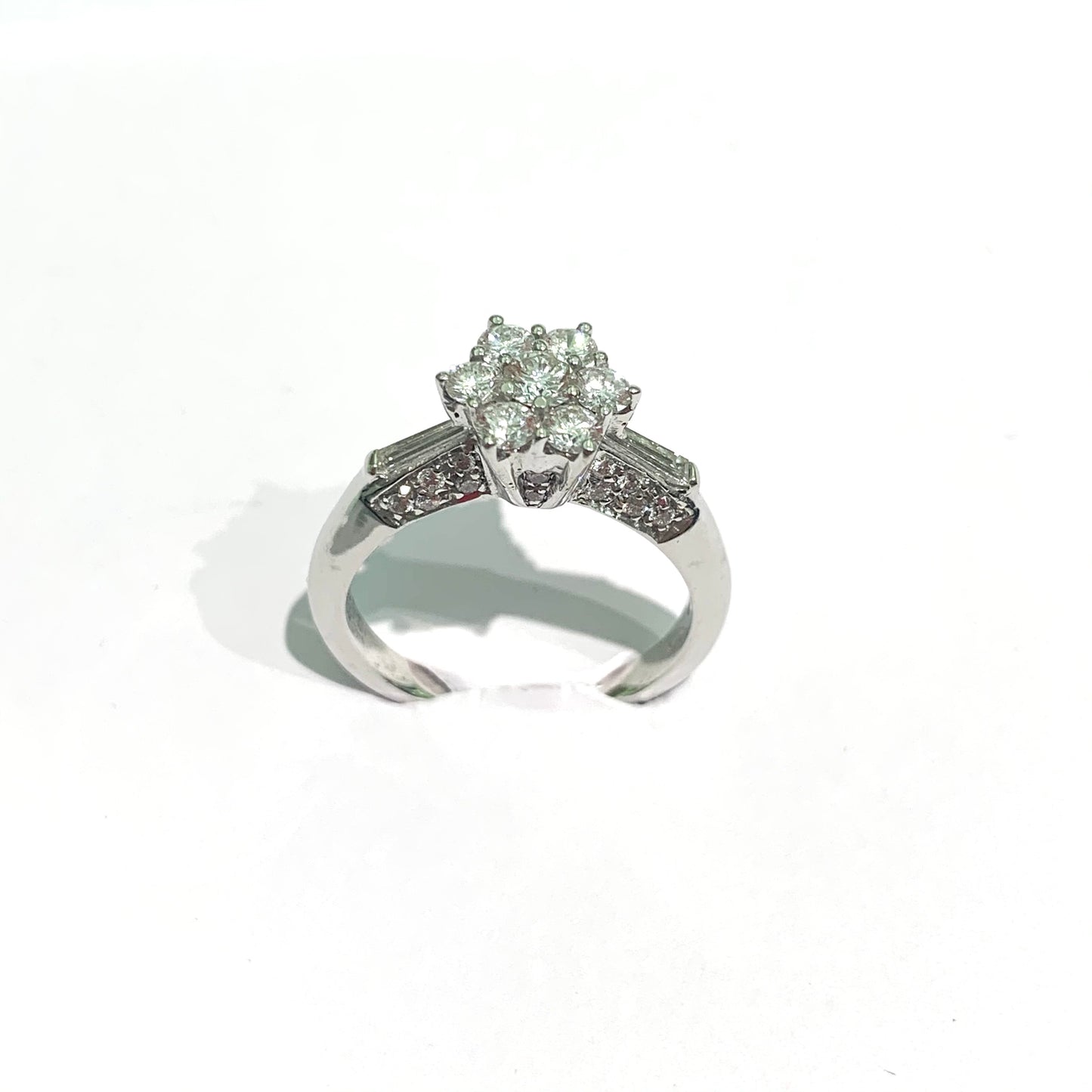 Anello in oro bianco 18kt con diamanti che formano un fiore, ricoperto lateralmente da diamanti rettangolari. Marchio Leonori Caratura diamanti 1,01. Dimensione 0,7 cm. Misura 16.