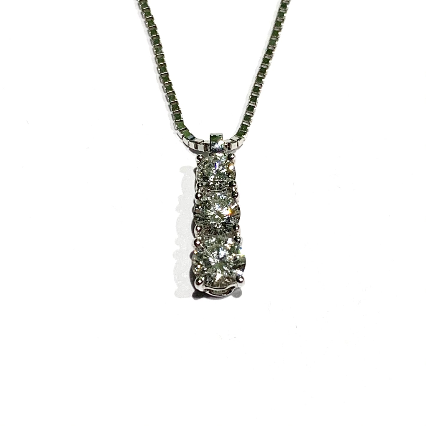 Collana in oro bianco 18kt con trilogi di diamanti Alfieri & St John in progressione. Lunghezza catena 42 cm. Caratura diamanti 0,57. Dimensione ciondolo 1x0,4 cm diamante più grande. Spedizione gratuita con confezione regalo.
