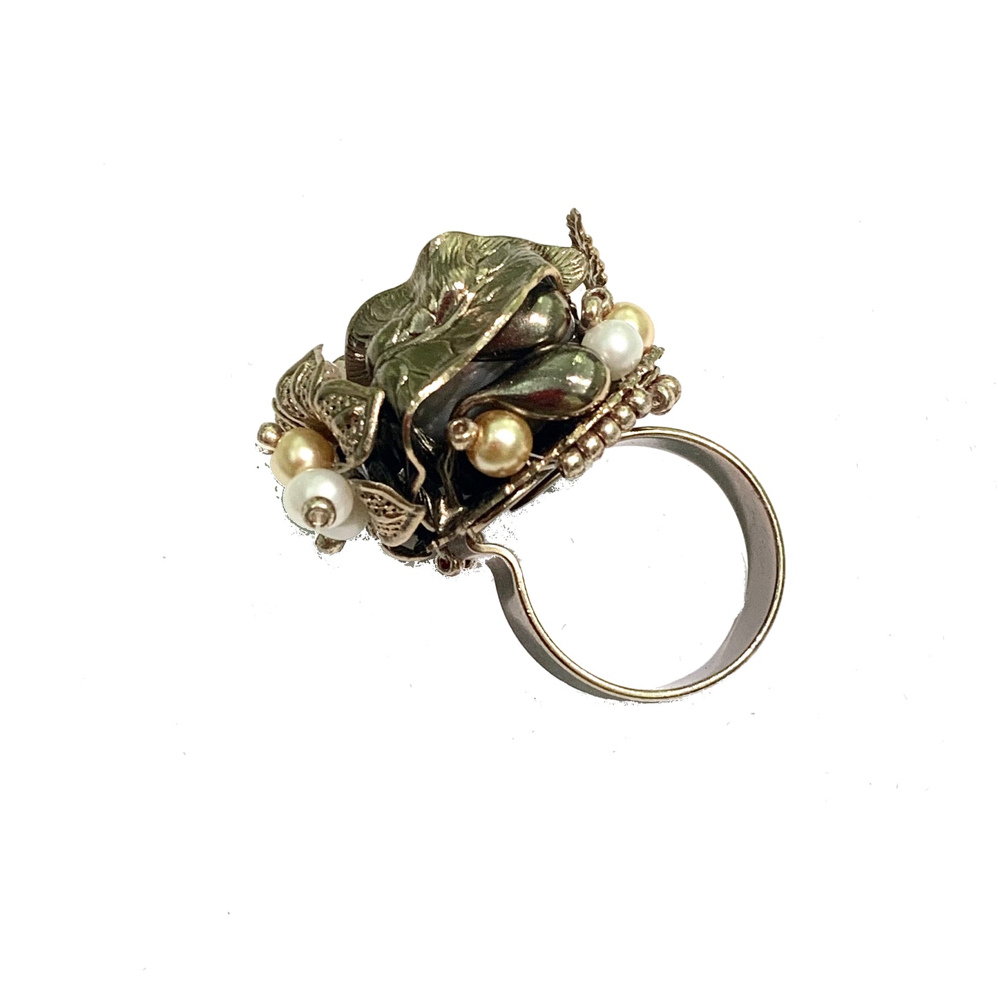 Anello in bijoux bagnato in oro giallo con perla coltivata centrale e pietre naturali (pietre del sole). Misura regolabile da 14 fino a 21. Larghezza 2 cm x 1,5 cm di altezza.