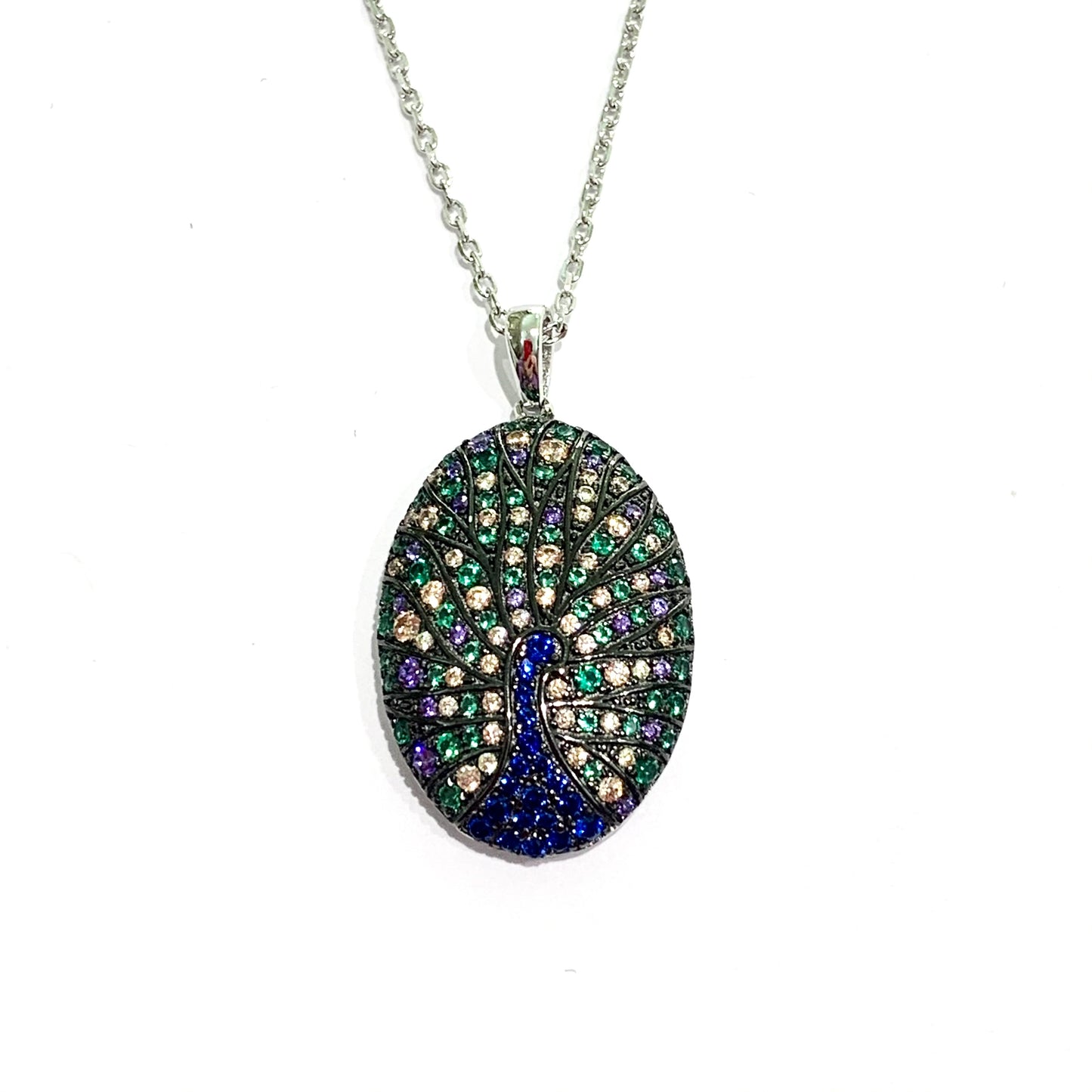 Collana in argento con ciondolo ovale con pavone ricoperto da zirconi colorati. Lunghezza catena 40 cm allungabile fino a 45. Dimensioni ciondolo 1,5 cm x 2,5 cm. Spedizione gratuita con confezione regalo.