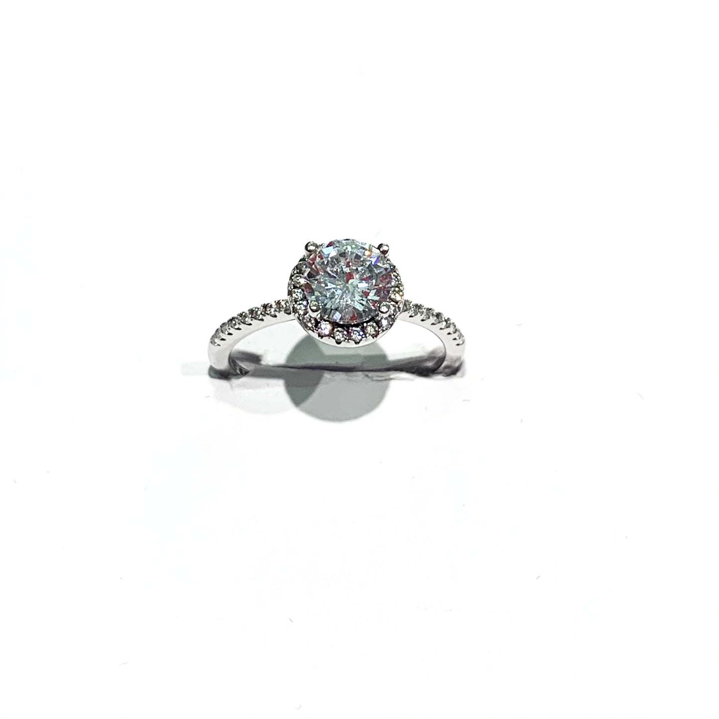 Anello solitario in argento con gambo sottile e con zircone centrale circondato da piccoli zirconi. Dimensione totale 0,7 cm. Dimensione zircone centrale 0,5 cm. Misura 11.