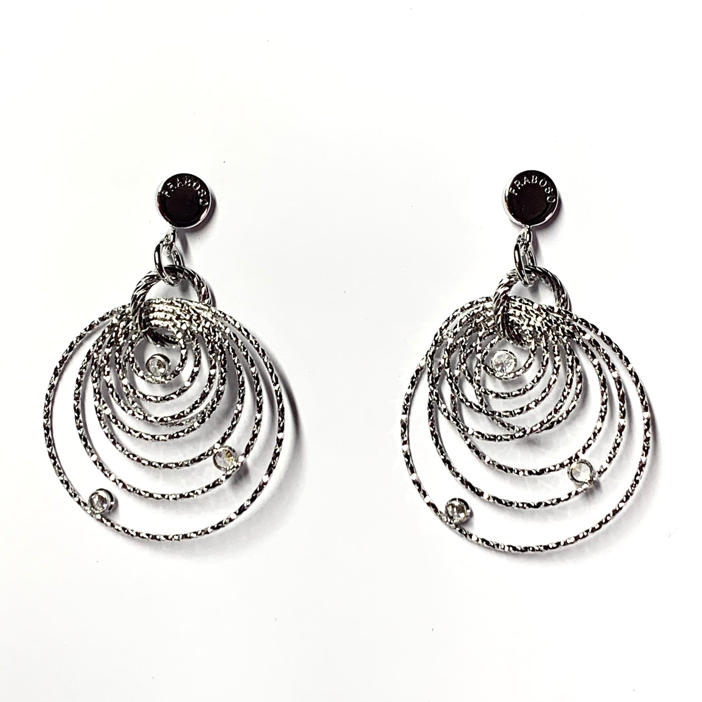 Orecchini in argento con cerchi pendenti satinati con piccoli zirconi. Lunghezza totale 4 cm. Larghezza 2,6 cm. Chiusura con farfallina. Spedizione gratuita con confezione regalo.