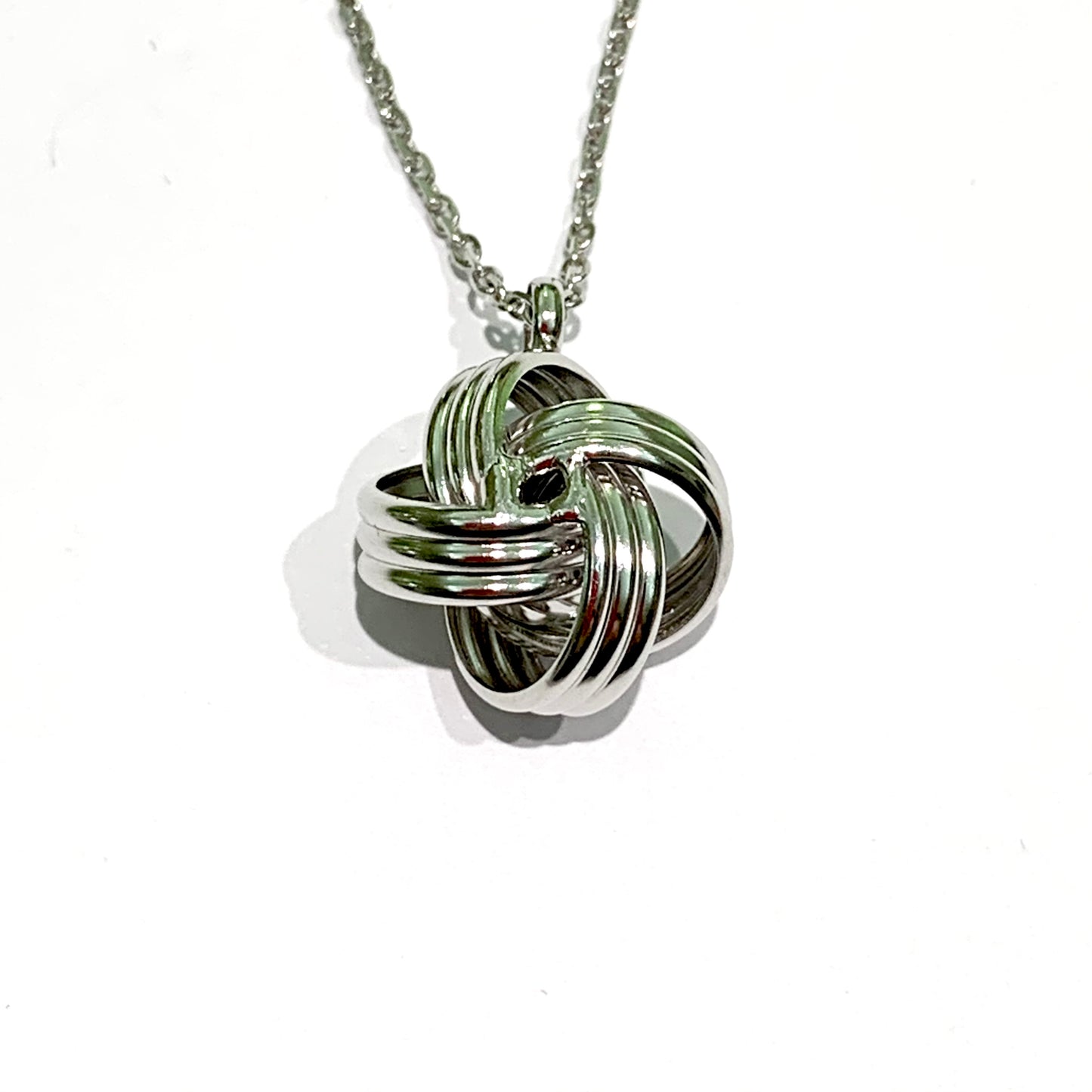 Collana in argento con nodo intrecciato. Lunghezza catena regolabile da 42 cm a 45 cm. Dimensioni ciondolo 1,5 cm di larghezza e 1 cm di spessore. Spedizione gratuita con confezione regalo