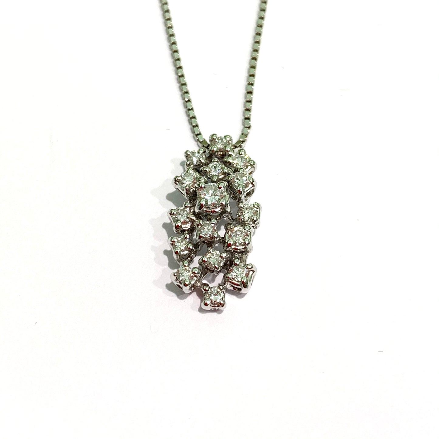 Collana in oro bianco 18kt con ciondolo ricoperto da diamanti a grappolo. Lunghezza catena regolabile in due lunghezze, 42 cm oppure 50 cm. Caratura diamanti 0,39. Dimensioni ciondolo 1,8x0,8 cm. Spedizione gratuita con confezione regalo.