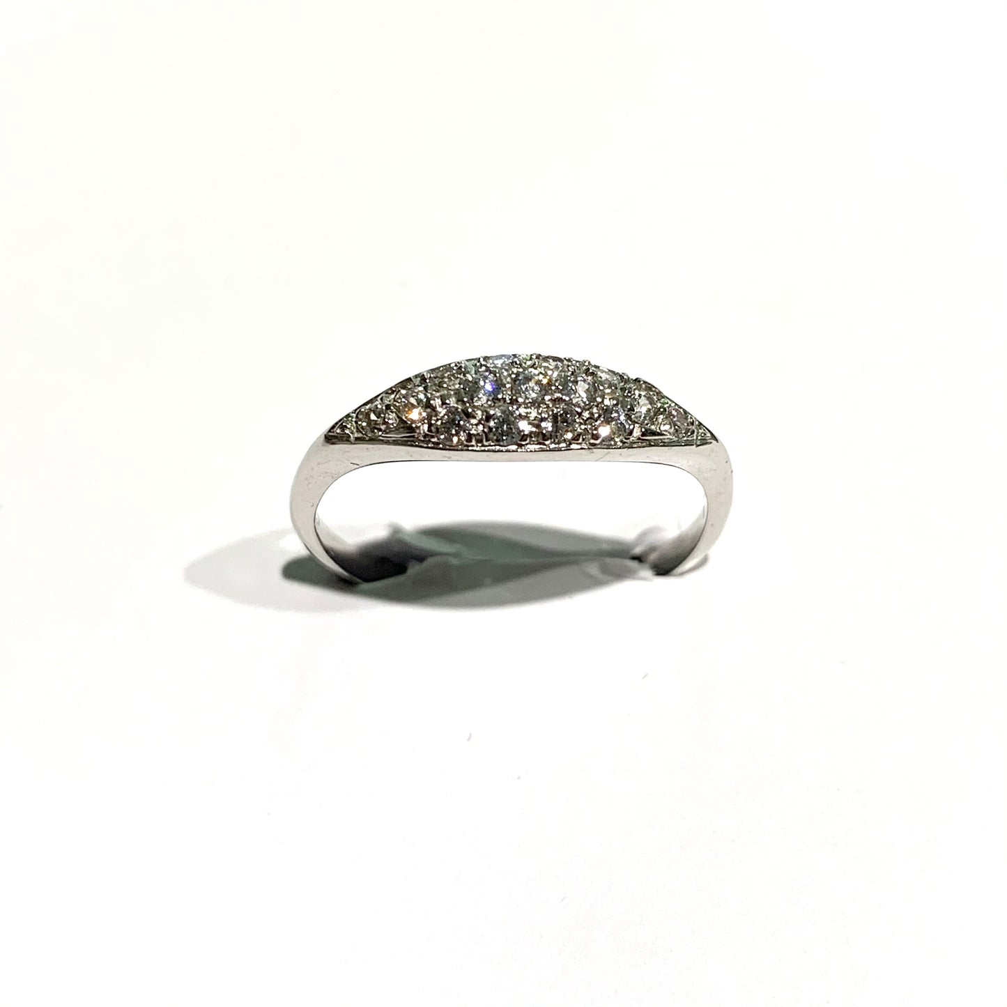 Anello in oro bianco 18kt con piccola fascia ricoperta da zirconi. Larghezza fascia 0,3 cm. Misura 13.