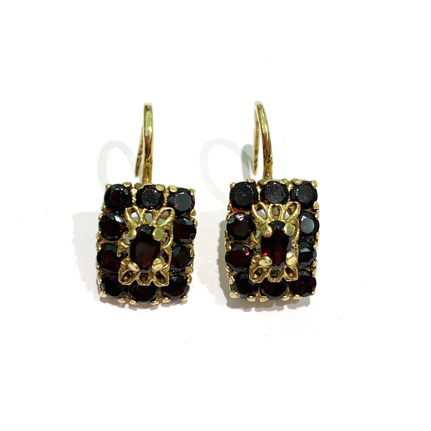 Orecchini in oro giallo 18kt rettangolari con granate. Lunghezza totale incluso anellino 1,2 cm. Dimensioni pendente 0,8x1,3 cm. Chiusura a monachella. Spedizione gratuita con confezione regalo.