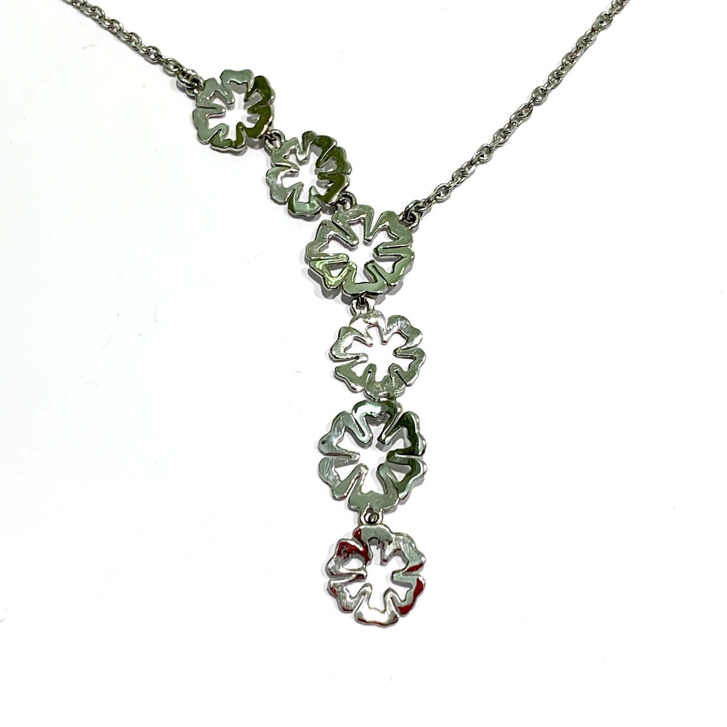 Collana in argento con sei fiori di cui tre pendenti. Lunghezza catena regolabile da 46 cm a 50 cm. Ciondolo di lunghezza 5 cm e di larghezza 1,2 cm.