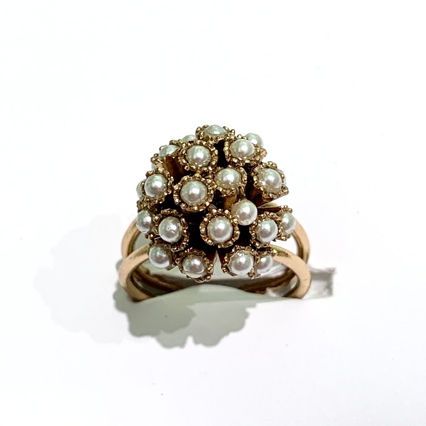Anello in bijoux bagnato in oro con mora ricoperta da perle coltivate. Misura regolabile da 11 a 15. Dimensioni anello 1,5 cm di larghezza x 1 cm di altezza.
