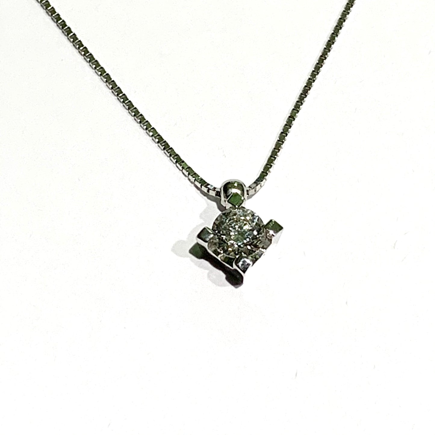 Collana in oro bianco 18kt con diamante solitario. Lunghezza catena 42 cm. Caratura diamante 0,40. Dimensioni diamante 0,5 cm. Spedizione gratuita con confezione regalo.