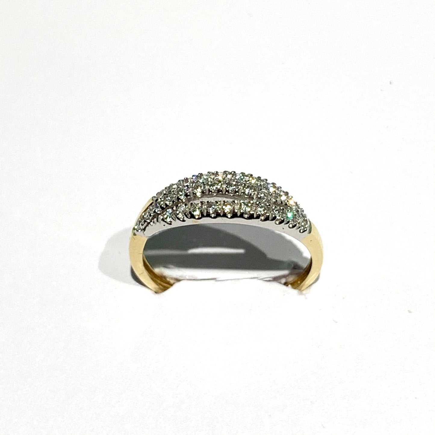 Anello fedina in oro giallo 18kt composto dal lato superiore in oro bianco, ricoperto da zirconi. Larghezza fascetta 0,5 cm. Misura 13.
