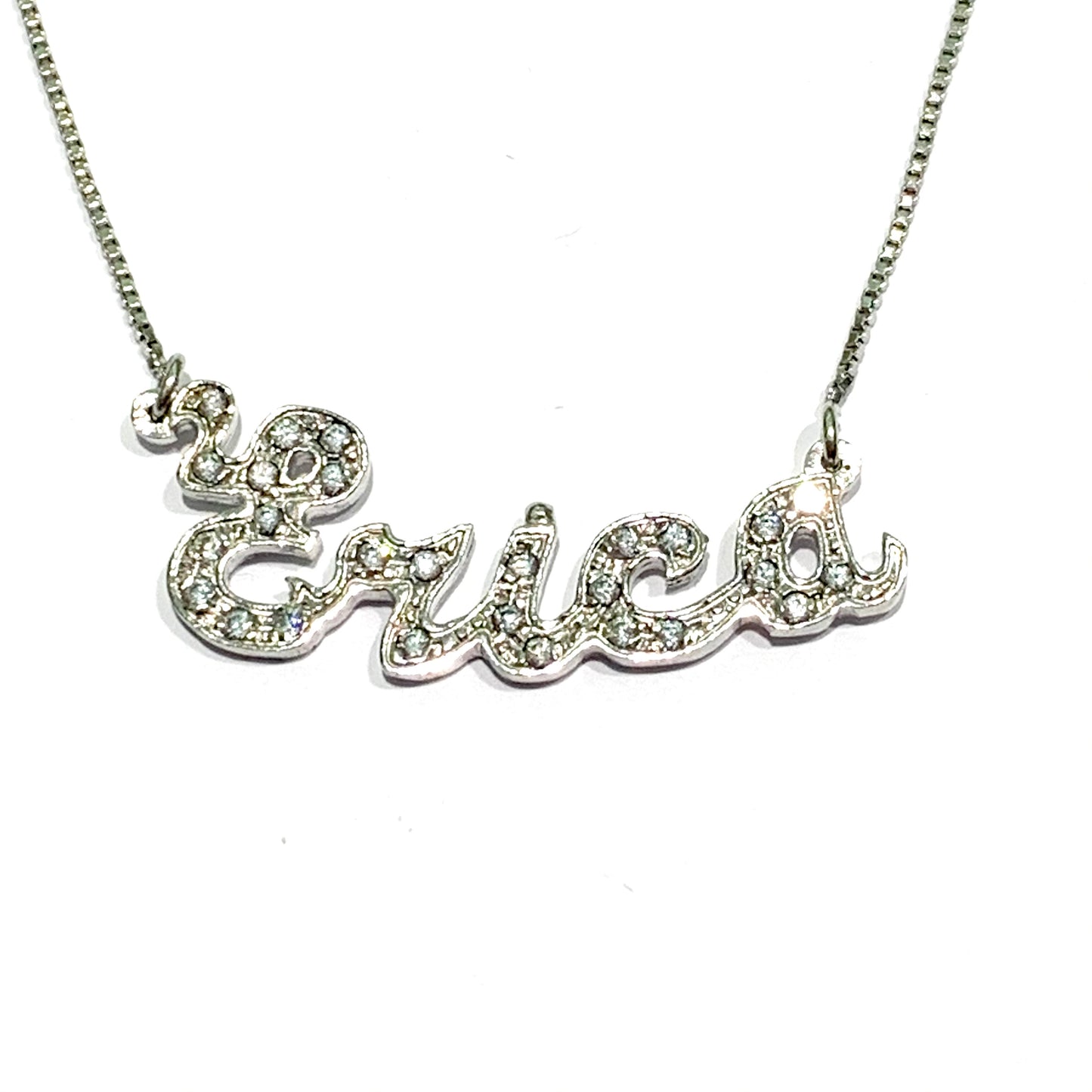 Collana in argento con nome Erica ricoperto da zirconi. Lunghezza catena 40 cm. Lunghezza nome 3,5 cm, altezza lettere 0,5 cm con iniziale da 1 cm. Spedizione gratuita con confezione regalo.