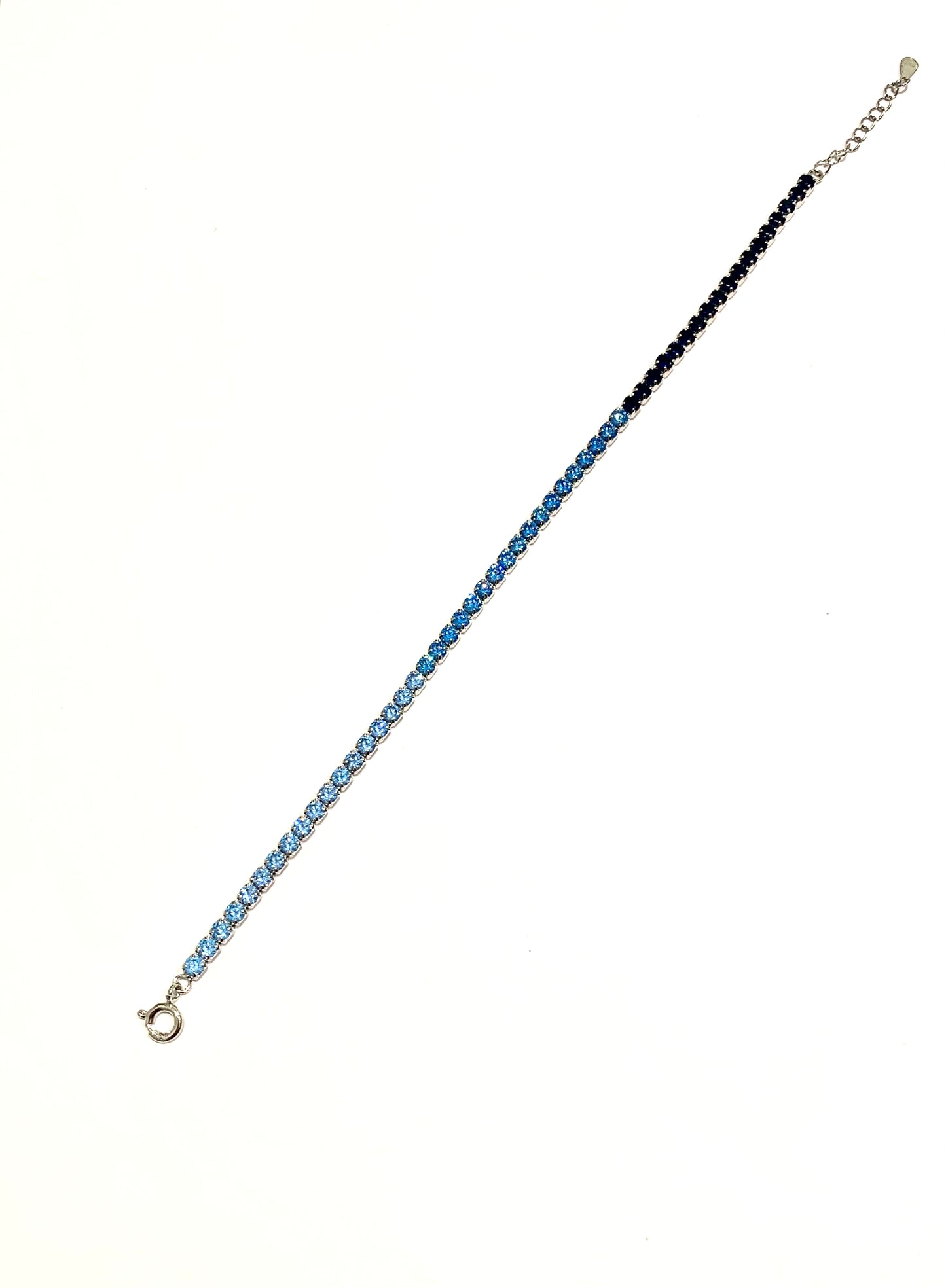 Bracciale tennis in argento con zirconi di colore azzurro e blu. Lunghezza regolabile da 17,5 a 21 cm. Dimensione zirconi 0,3 cm.