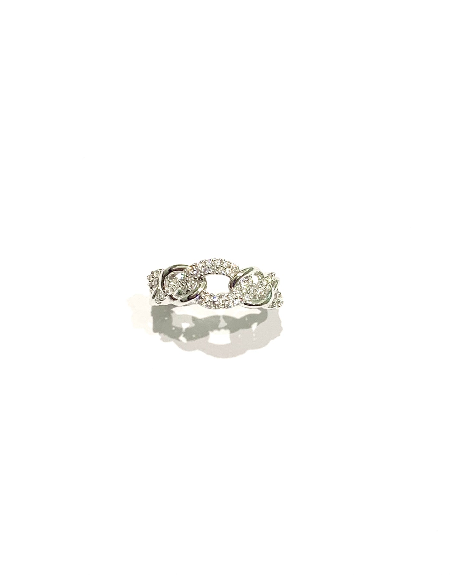 Anello in oro bianco 18kt con catena ricoperta in parte da zirconi. Misura 14. Dimensione 0,7 cm.