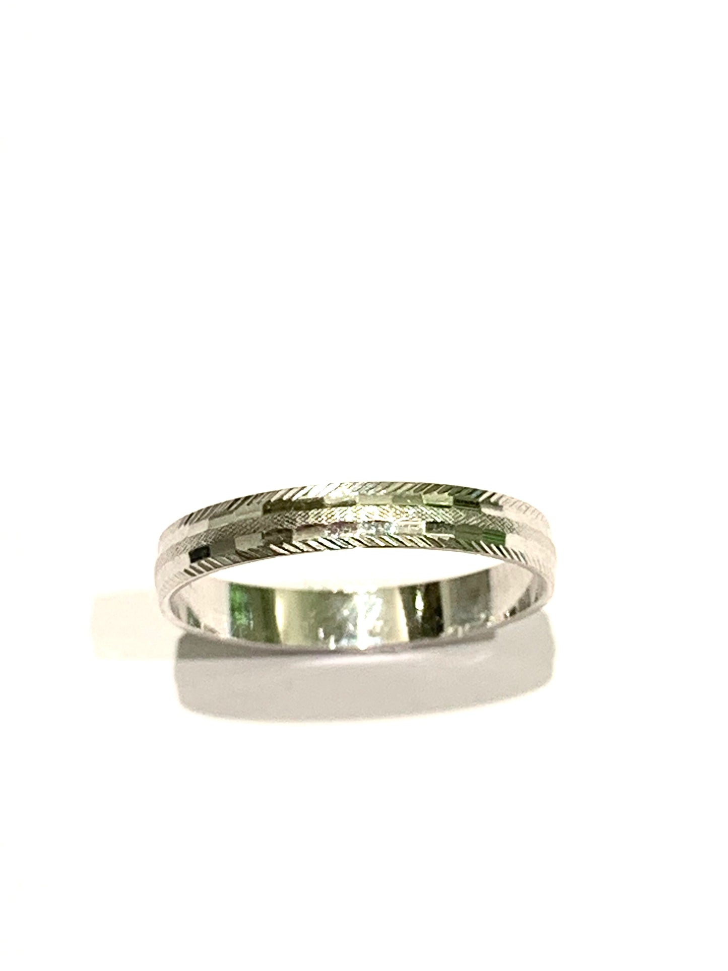 Anello fedina in oro bianco 18kt con disegni satinati. Dimensione parte superiore anello 0,3 cm. Disponibili più misure.