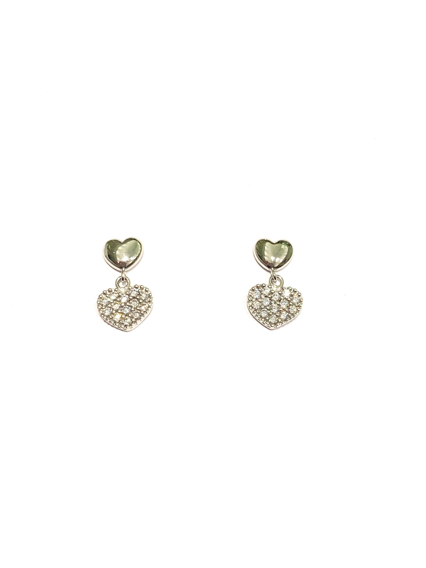 Orecchini in oro bianco 18kt con cuori di cui uno pendente ricoperto interamente da zirconi. Dimensione cuore liscio 0,5 cm. Dimensione cuore pendente 0,7 cm. Lunghezza totale 1,3 cm. Chiusura con farfalline.