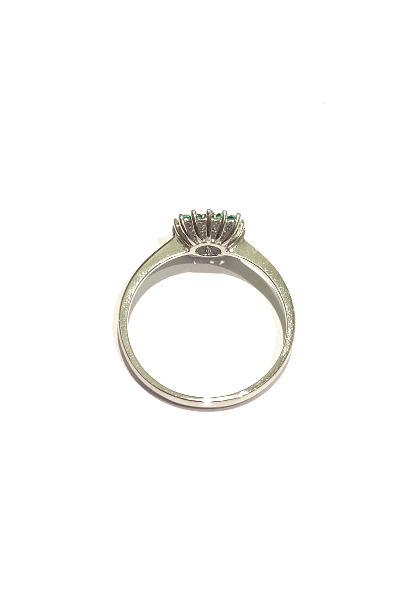 Anello in oro bianco 9kt con quadrato impreziosito da zirconi bianchi e colore smeraldo. Dimensione torale 0,6 cm. Misura 14.