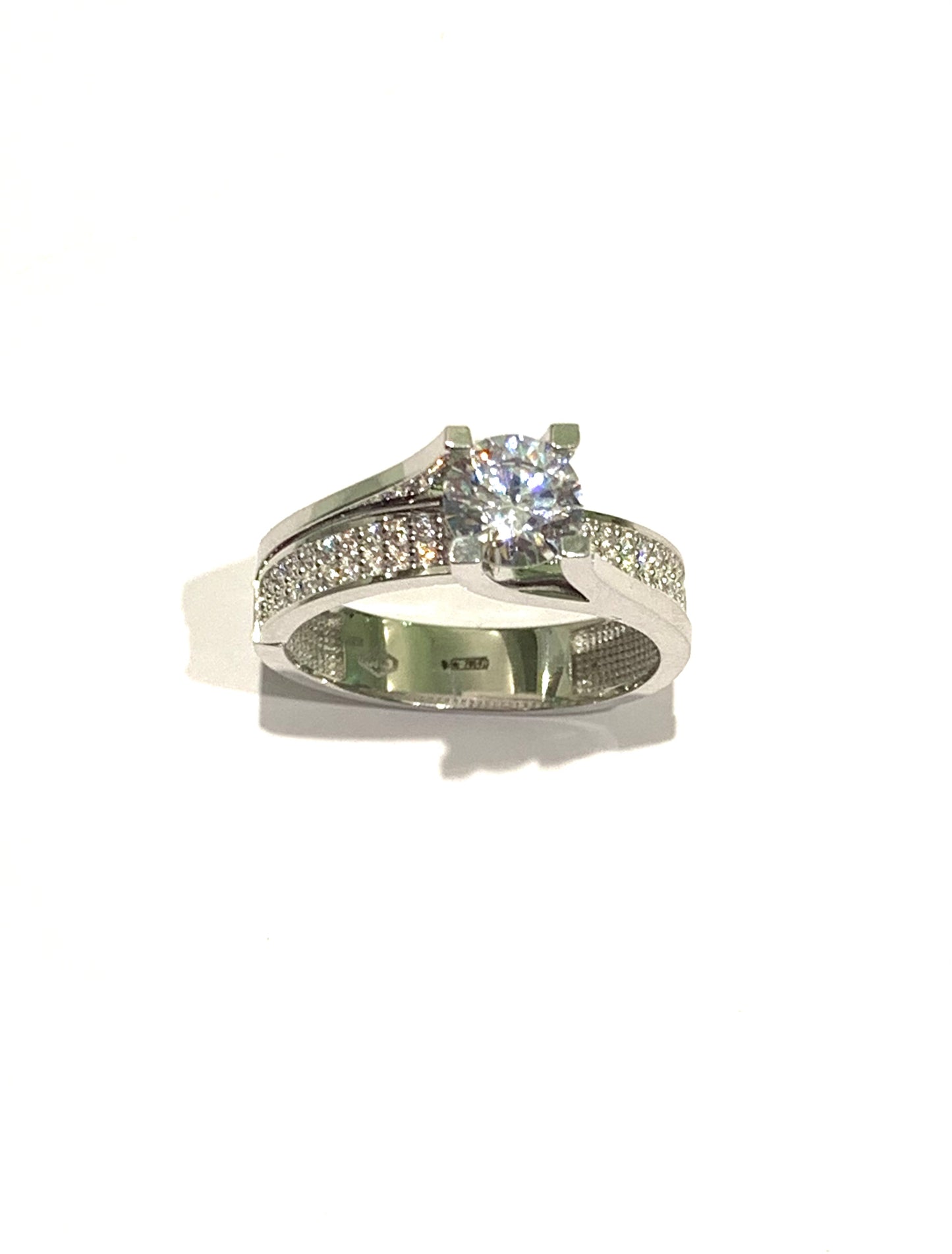 Anello oro bianco 9kt con solitario e gambo robusto