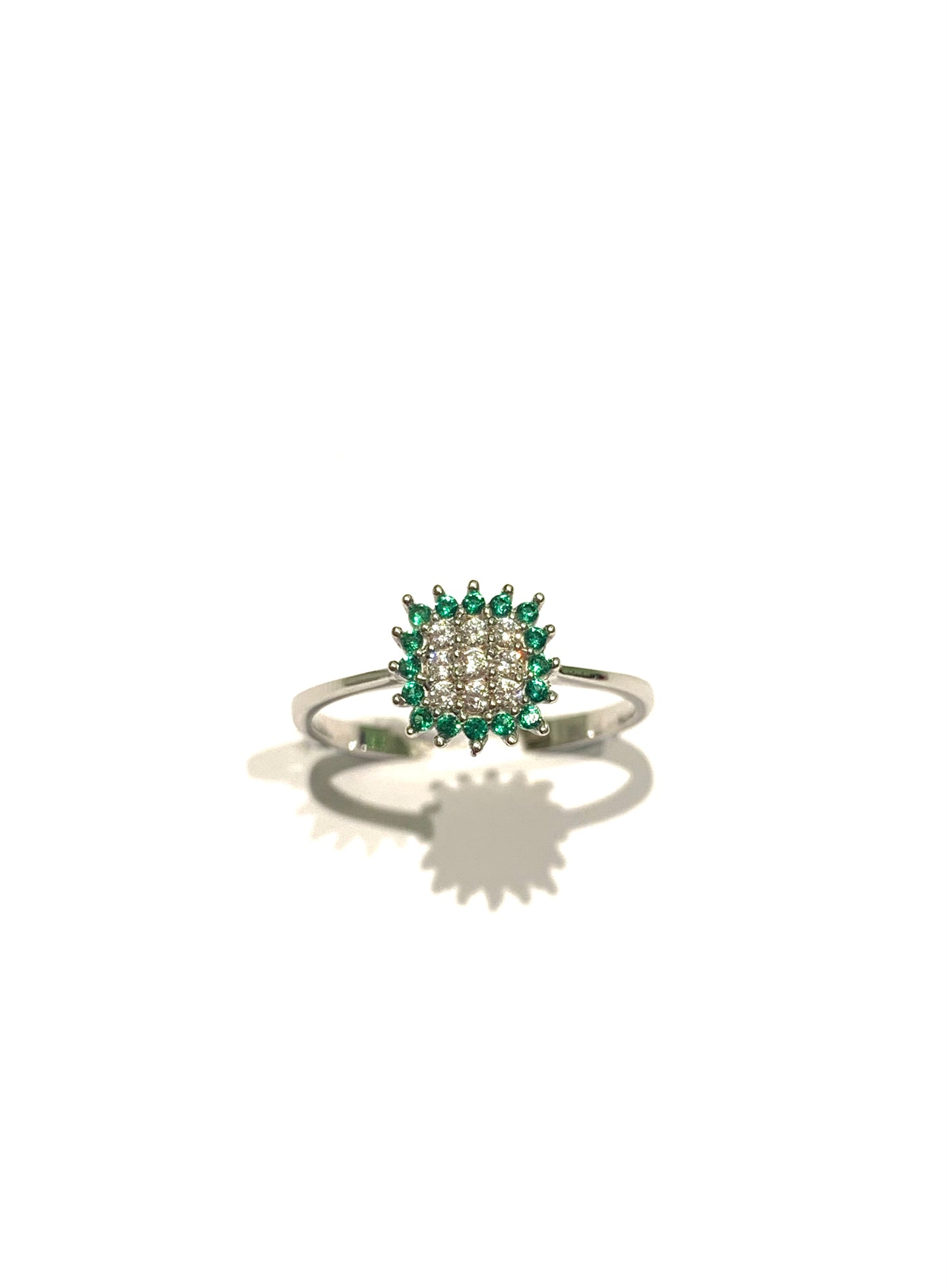 Anello in oro bianco 9kt con quadrato impreziosito da zirconi bianchi e colore smeraldo. Dimensione torale 0,6 cm. Misura 14.