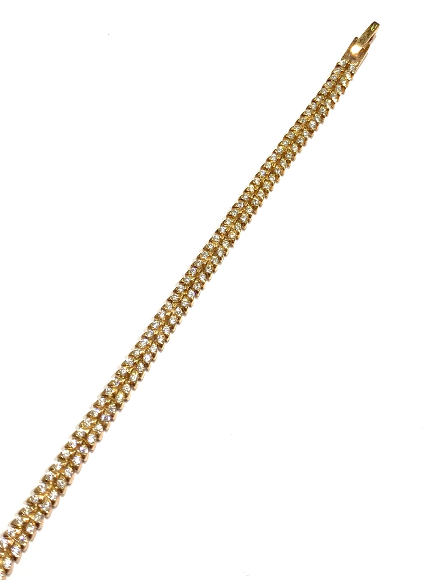 Bracciale tennis in argento bagnato in oro rosa a forma di foglioline con zirconi tondi. Lunghezza 17,5 cm. Dimensioni zircone 0,4 cm.