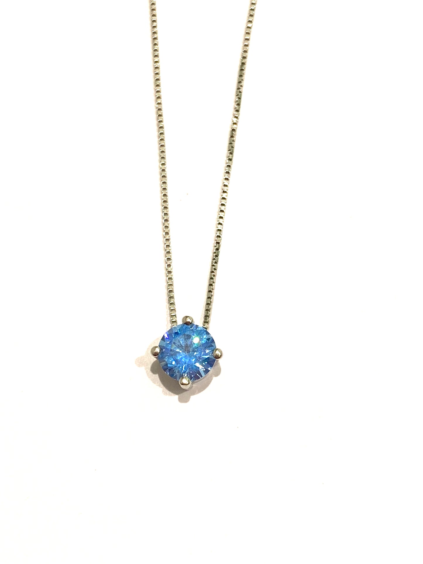 Collana in argento con punto luce. Disponibile in più varianti: colore argento con zircone bianco, ametista, celeste, rosa oppure in versione argento dorato con zircone bianco. Lunghezza catena 42 cm. Dimensione zircone 0,5 cm.
