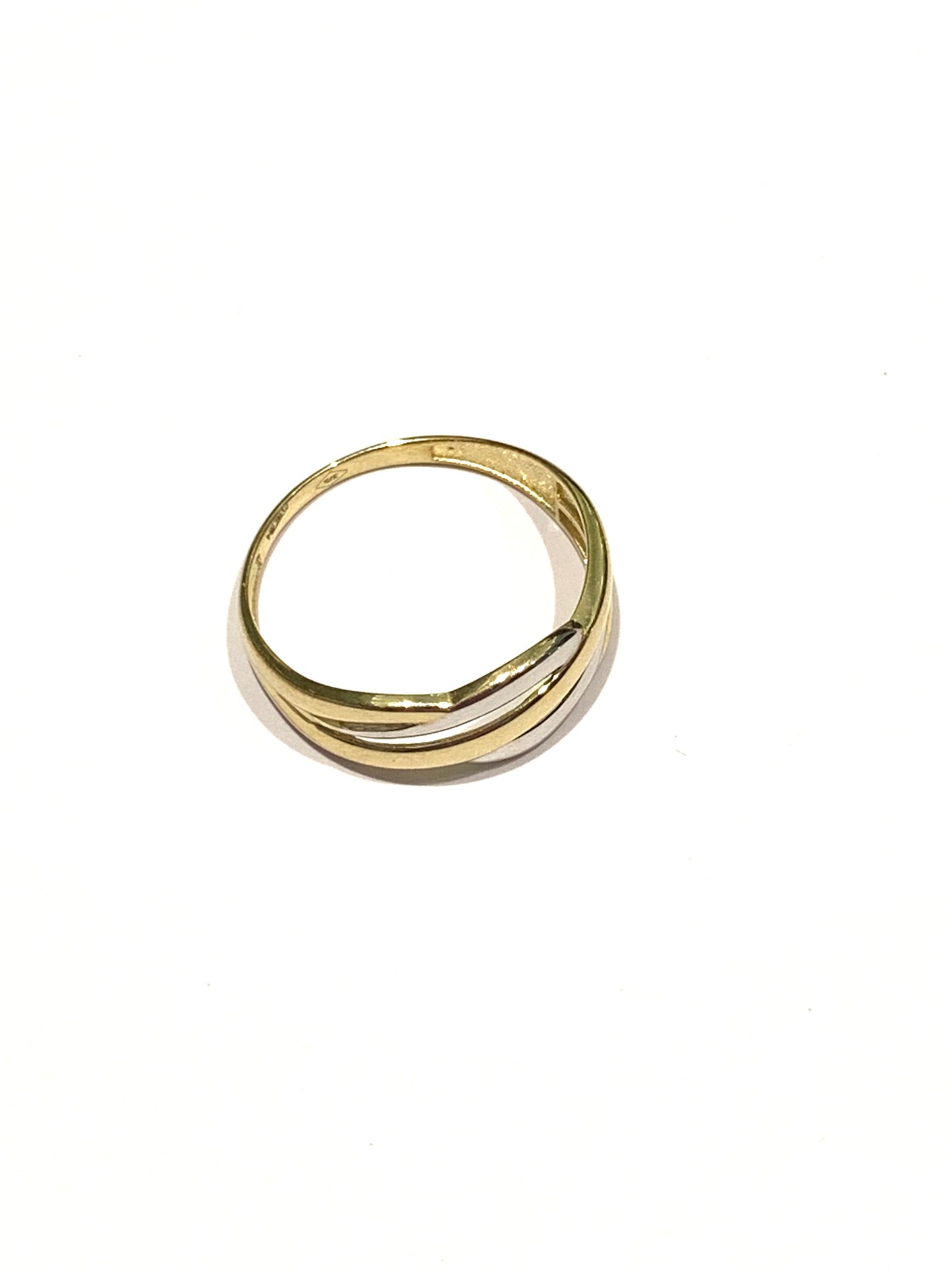 Anello a fascia in oro giallo 9kt con fascia in oro bianco incrociata. Misura 16. Larghezza nella parte superiore 0,6 cm.