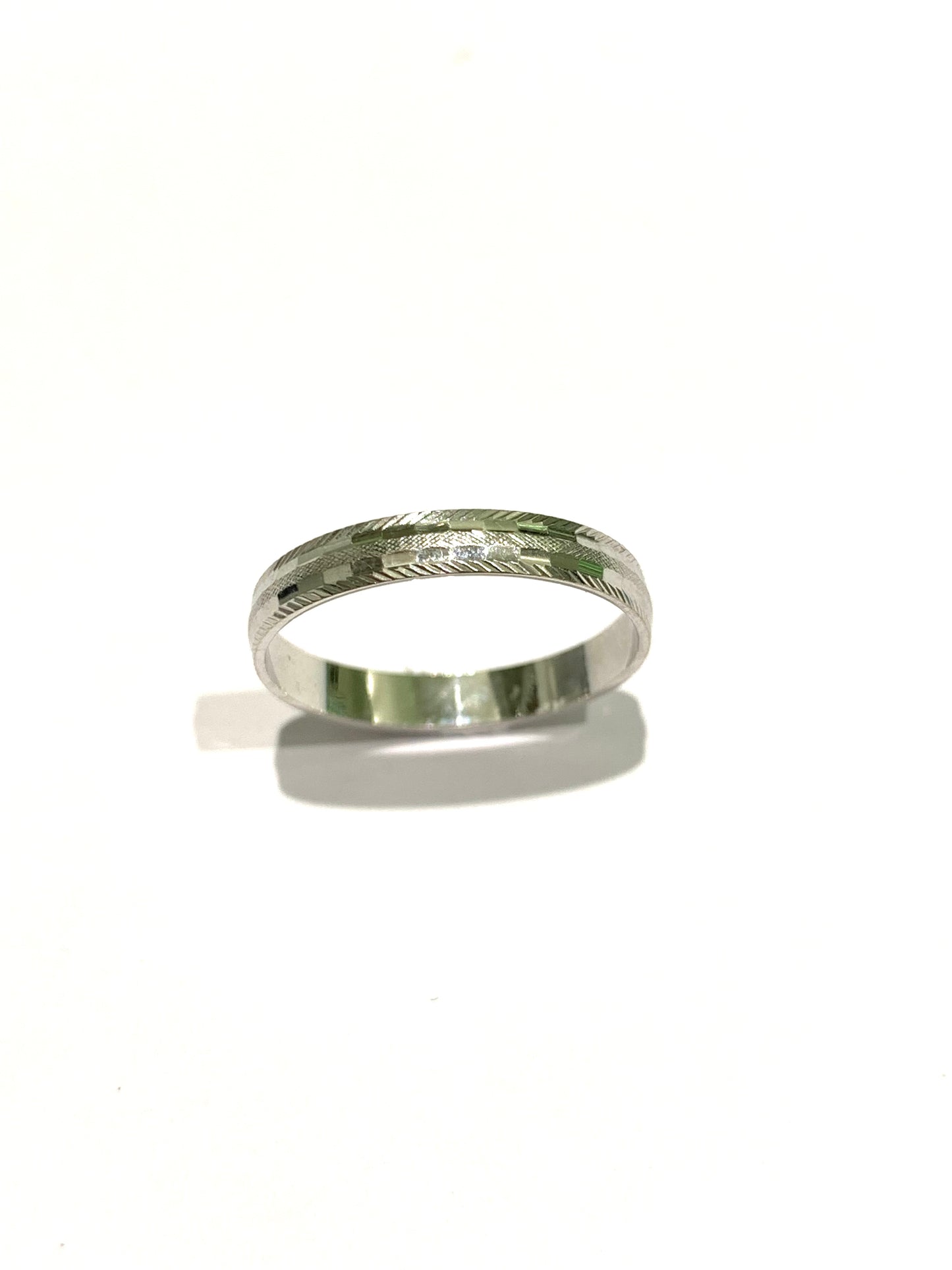 Anello fedina in oro bianco 18kt con disegni satinati. Dimensione parte superiore anello 0,3 cm. Disponibili più misure.