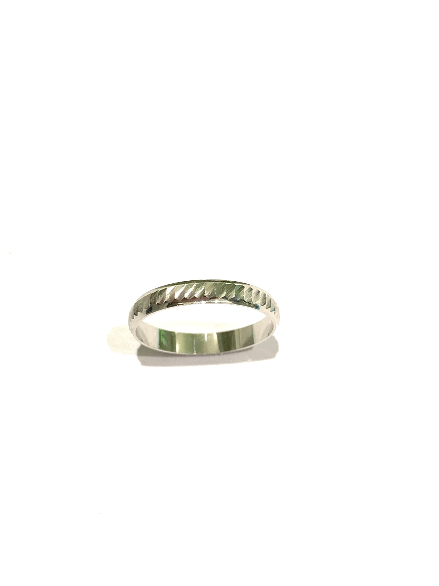 Anello fedina in oro bianco 18kt con disegni satinati. Dimensione parte superiore anello 0,3 cm. Disponibili più misure.